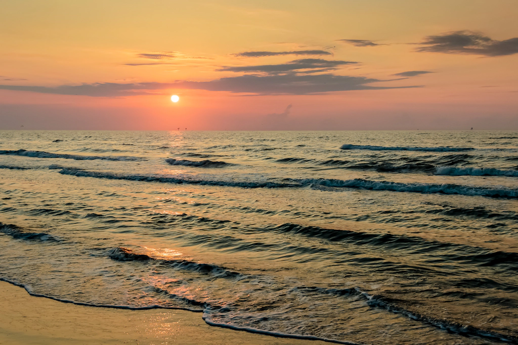 Beautiful condo located on the beach - close to attractions, pool & Hot tub