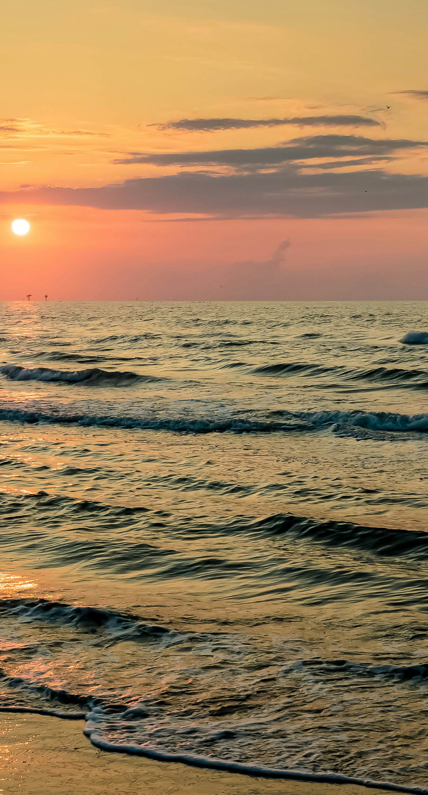 Beautiful condo located on the beach - close to attractions, pool & Hot tub