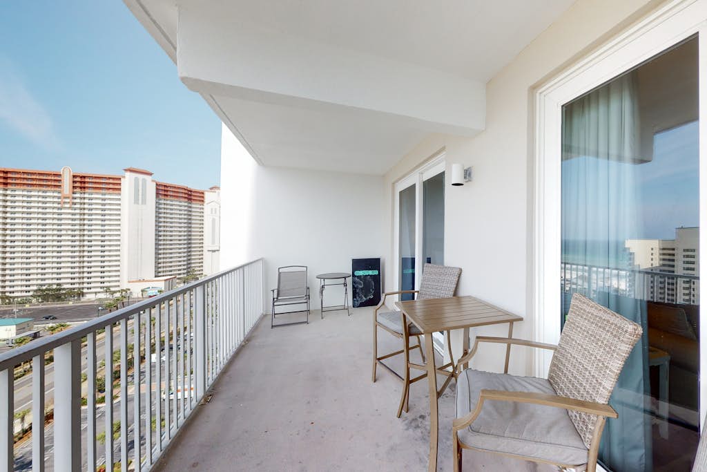 Gulf-view condo w/shared pool & hot tub, WiFi, beach access, central AC, balcony