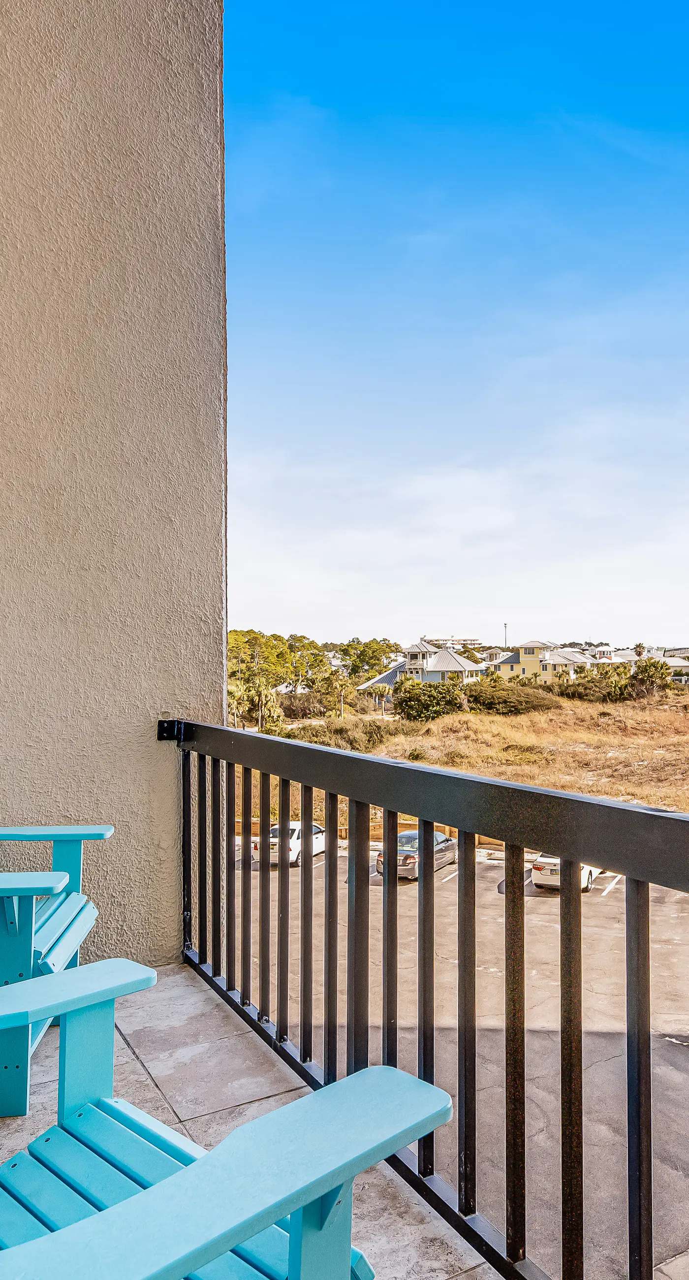 Beachfront condo with balcony, pools, sauna & ocean views - snowbird-friendly
