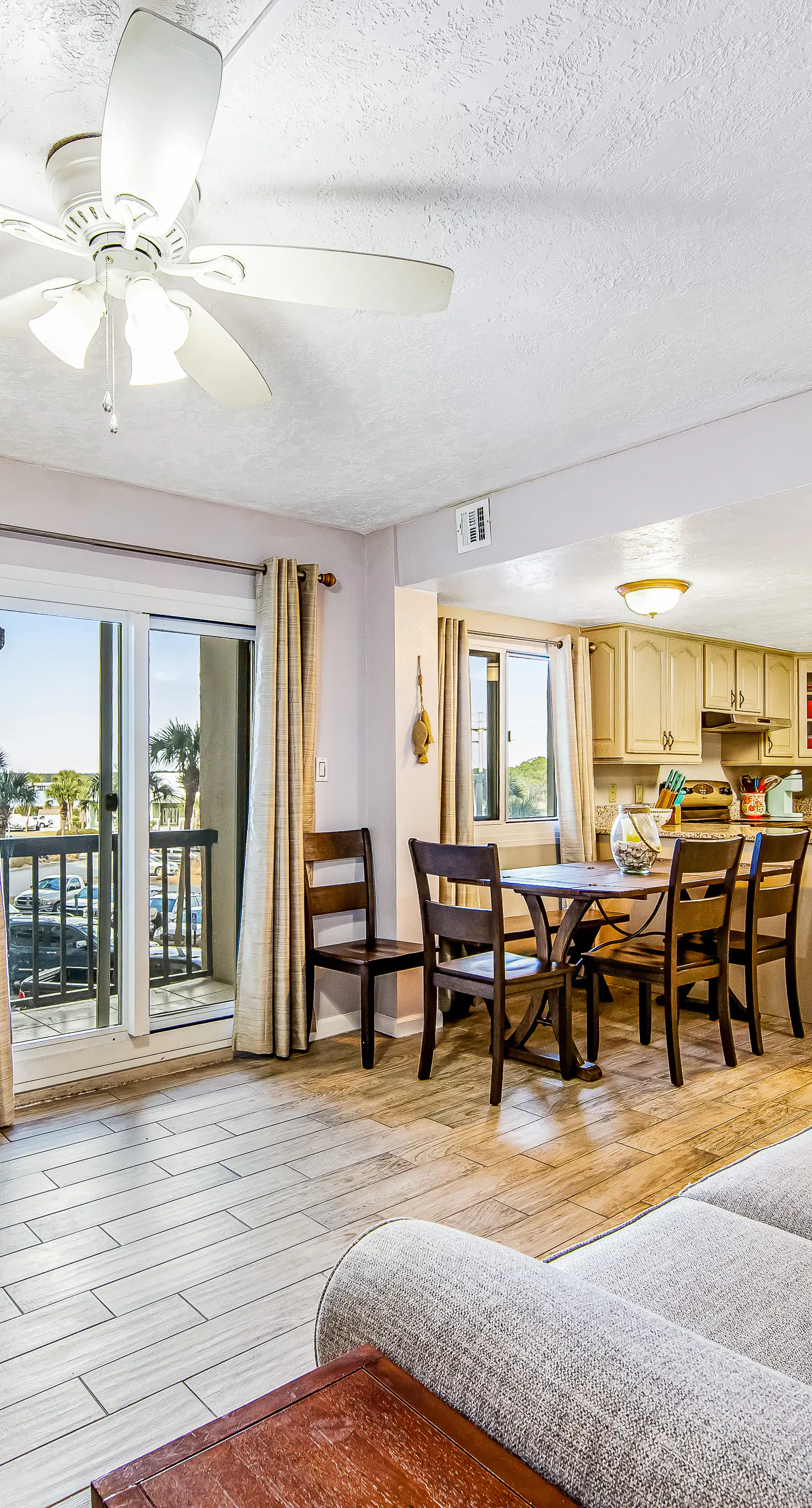 Beachfront condo with balcony, pools, sauna & ocean views - snowbird-friendly