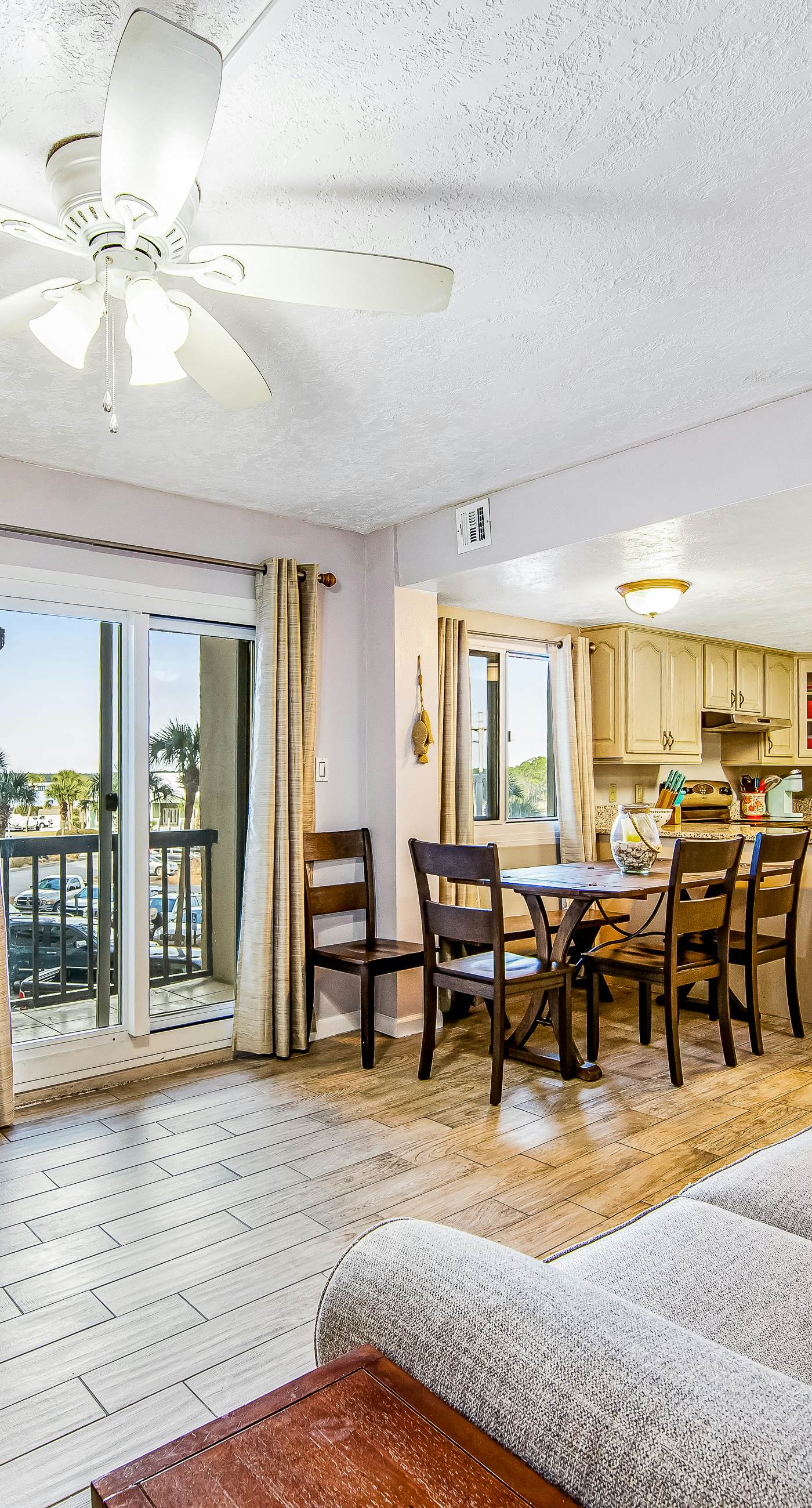 Beachfront condo with balcony, pools, sauna & ocean views - snowbird-friendly