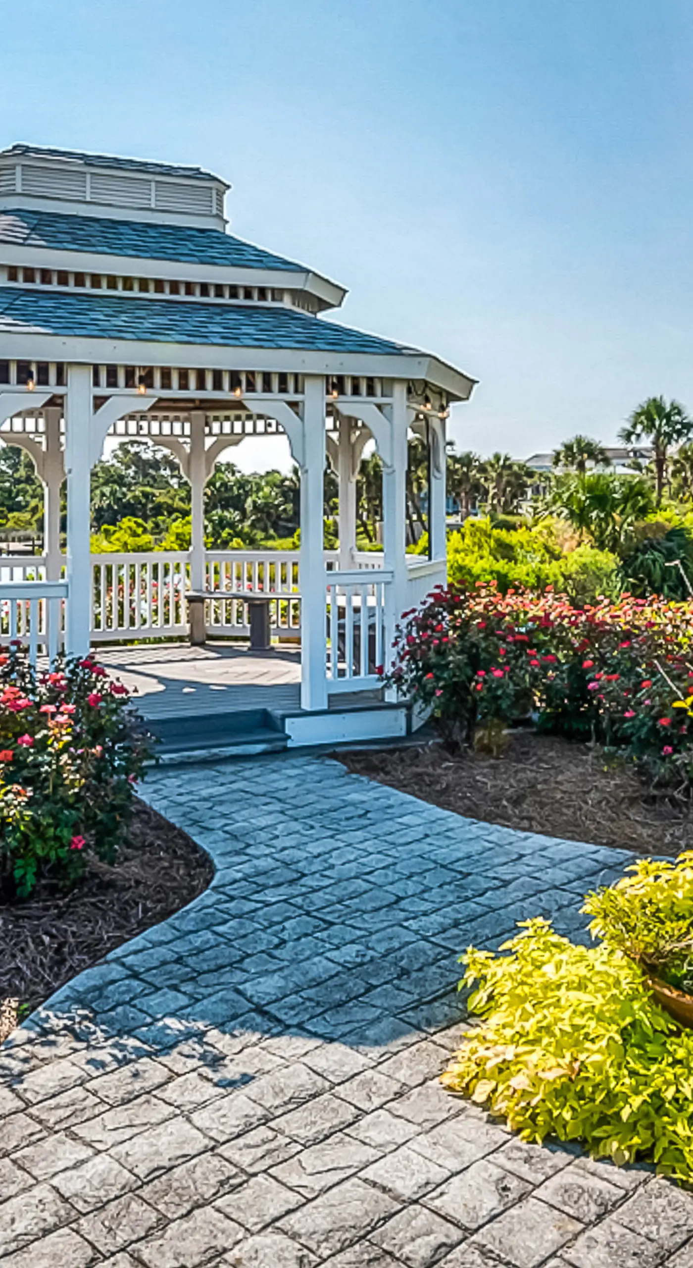 Beachfront condo with balcony, pools, sauna & ocean views - snowbird-friendly