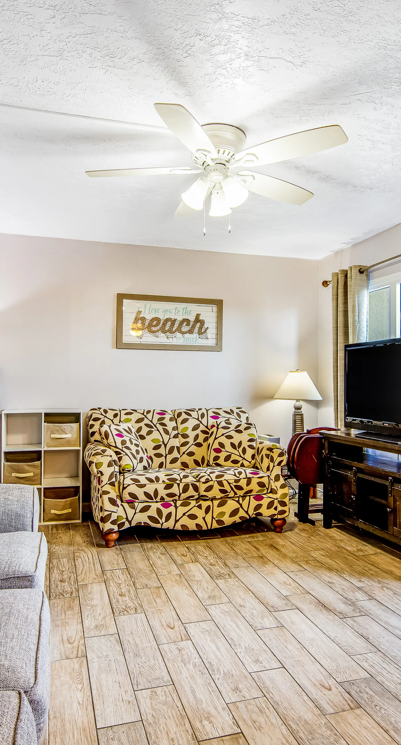 Beachfront condo with balcony, pools, sauna & ocean views - snowbird-friendly