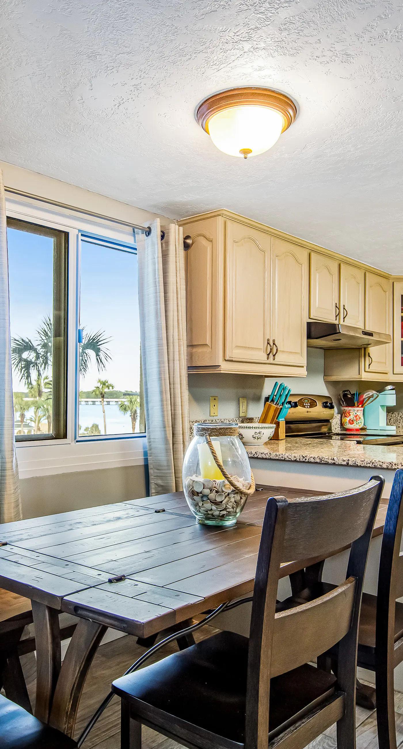 Beachfront condo with balcony, pools, sauna & ocean views - snowbird-friendly