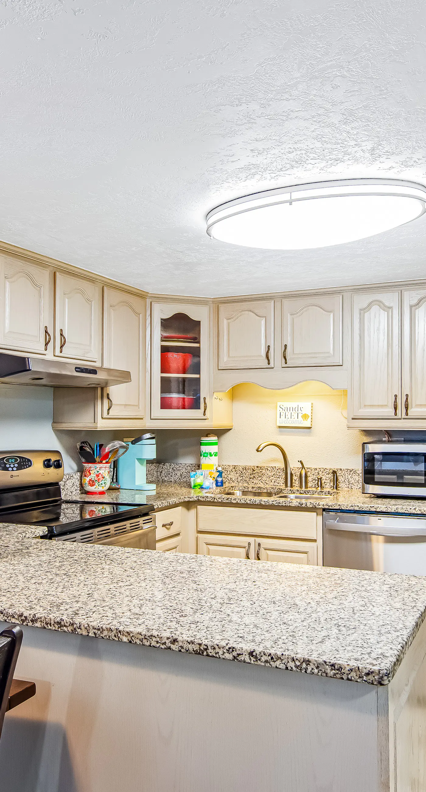 Beachfront condo with balcony, pools, sauna & ocean views - snowbird-friendly