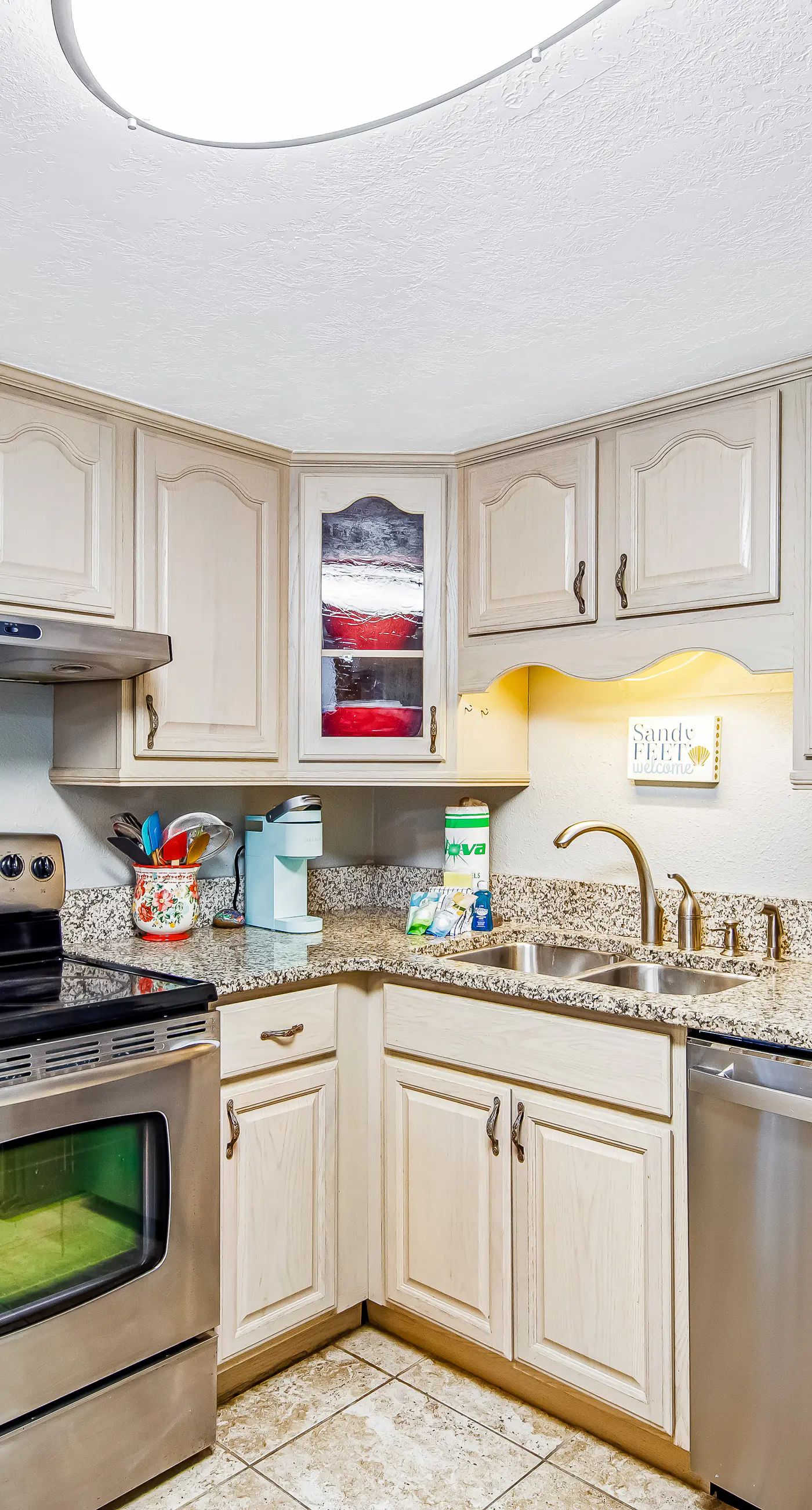 Beachfront condo with balcony, pools, sauna & ocean views - snowbird-friendly