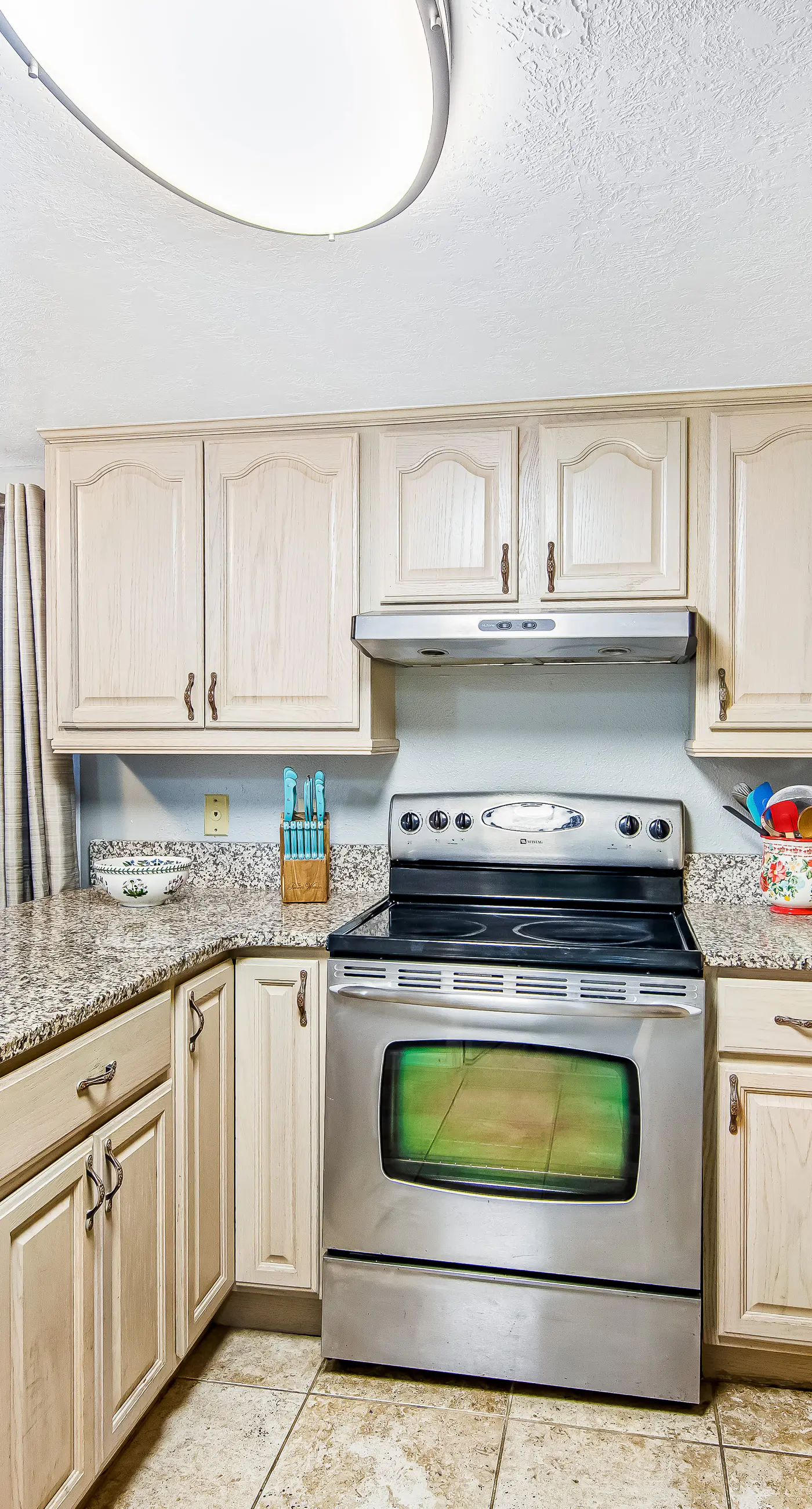 Beachfront condo with balcony, pools, sauna & ocean views - snowbird-friendly