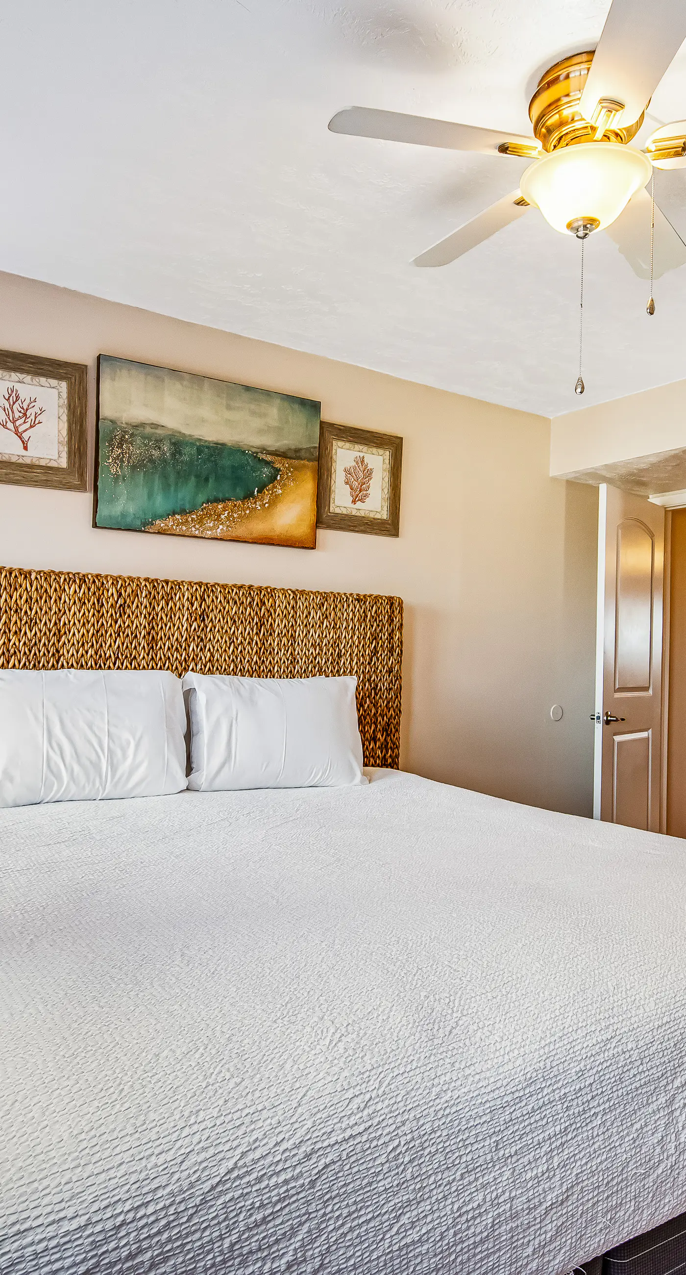 Beachfront condo with balcony, pools, sauna & ocean views - snowbird-friendly