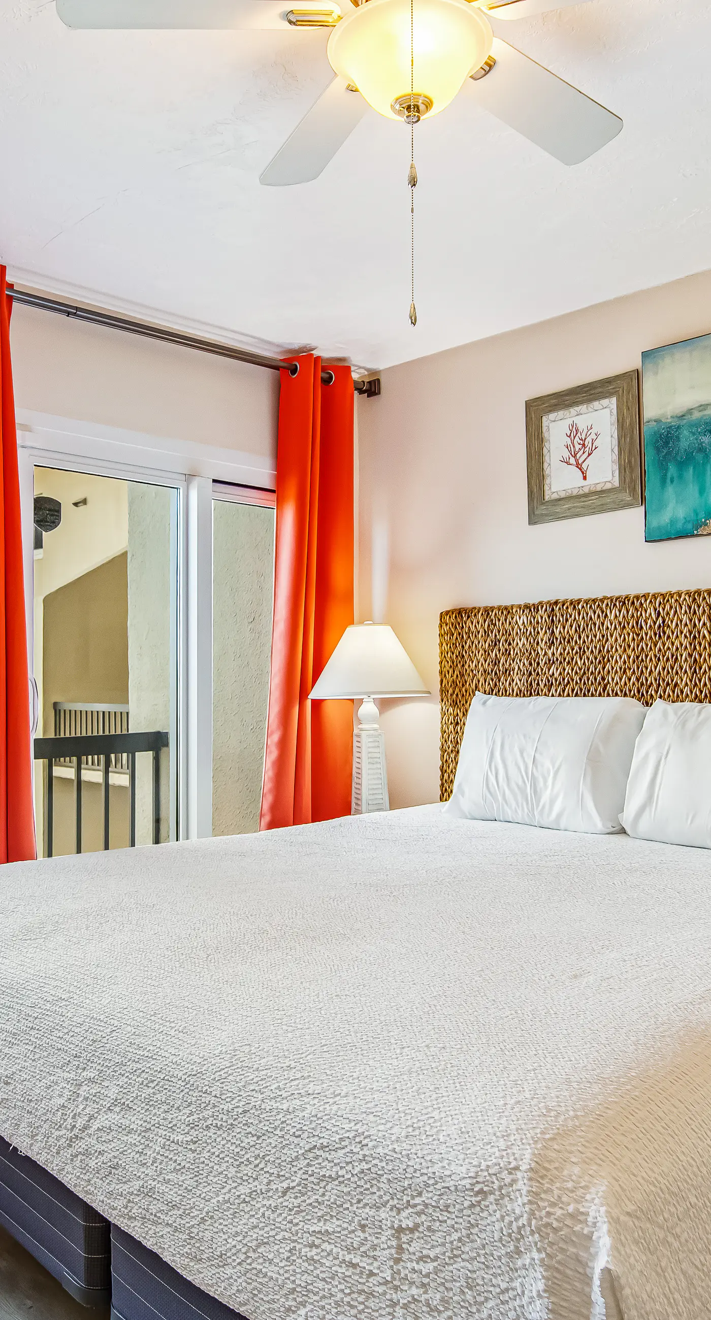 Beachfront condo with balcony, pools, sauna & ocean views - snowbird-friendly