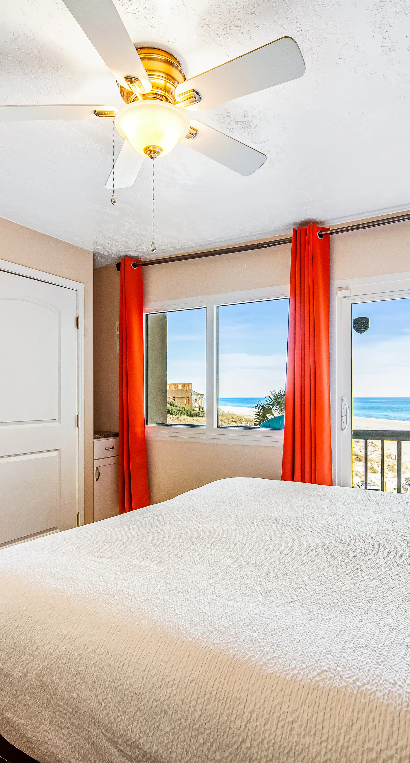 Beachfront condo with balcony, pools, sauna & ocean views - snowbird-friendly