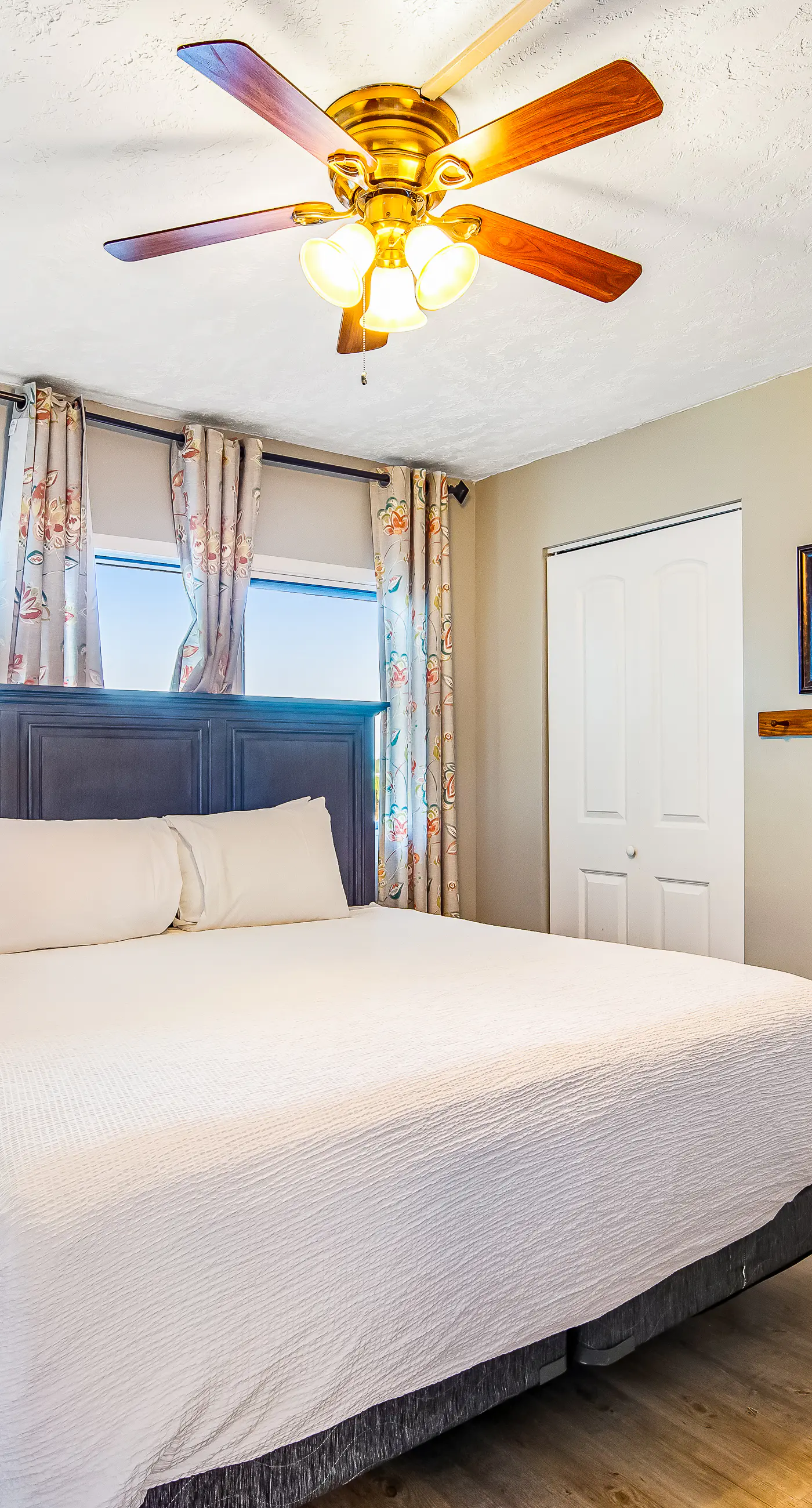 Beachfront condo with balcony, pools, sauna & ocean views - snowbird-friendly