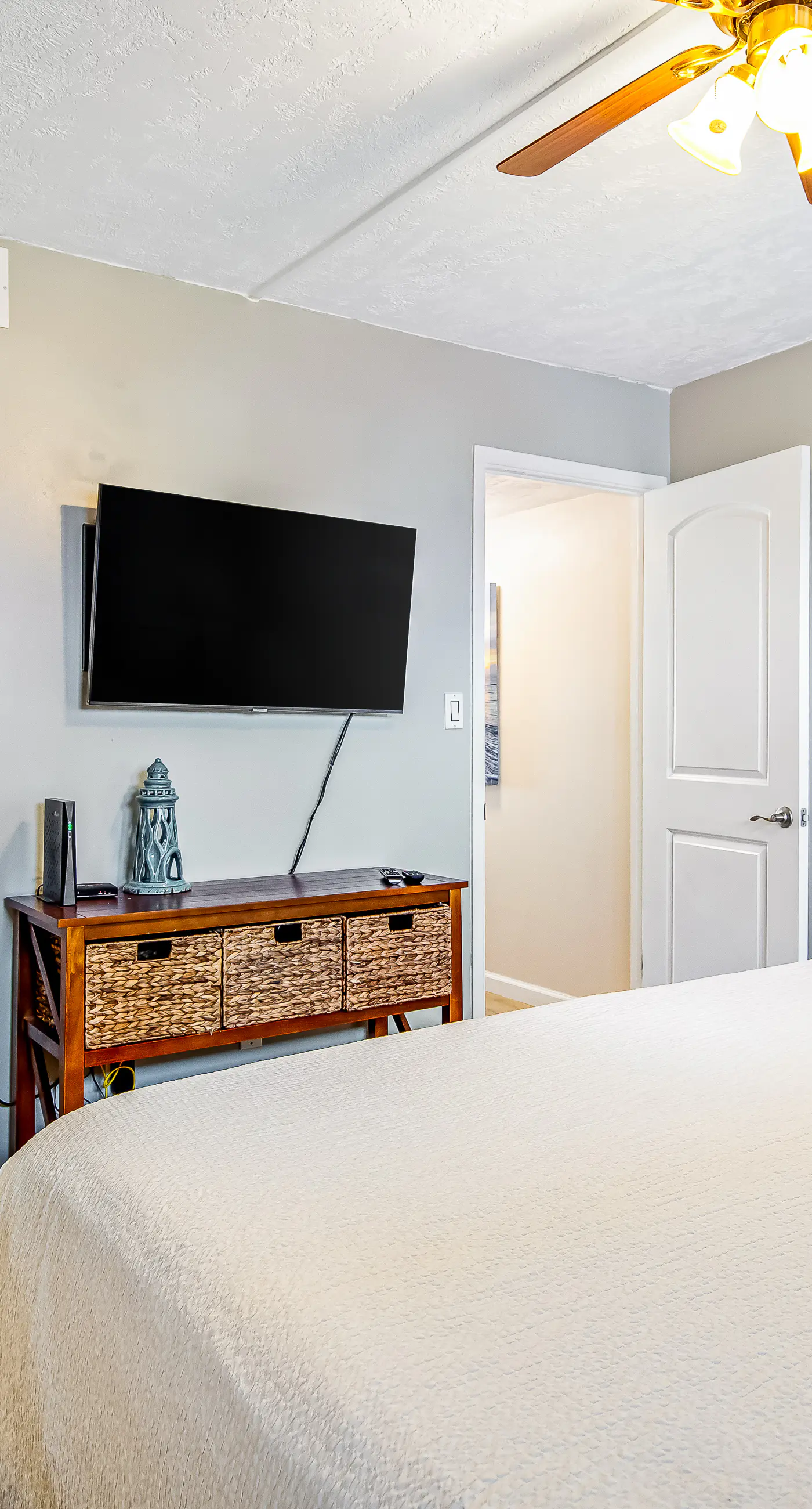 Beachfront condo with balcony, pools, sauna & ocean views - snowbird-friendly