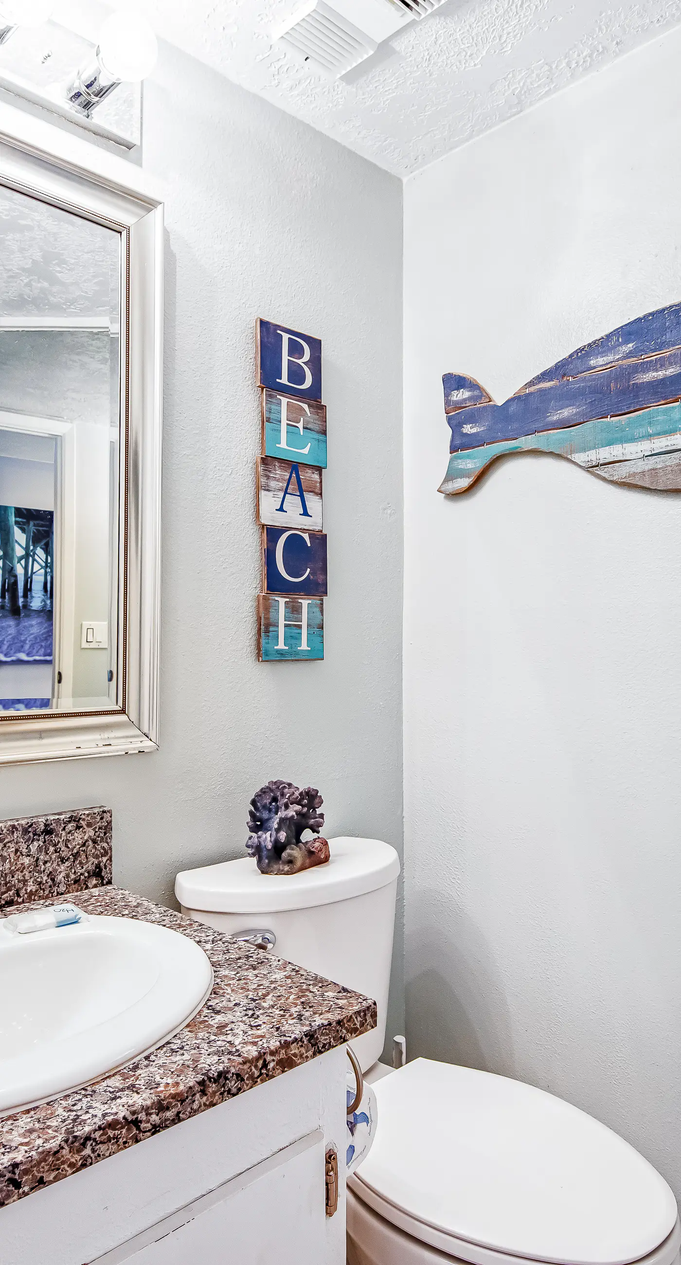 Beachfront condo with balcony, pools, sauna & ocean views - snowbird-friendly