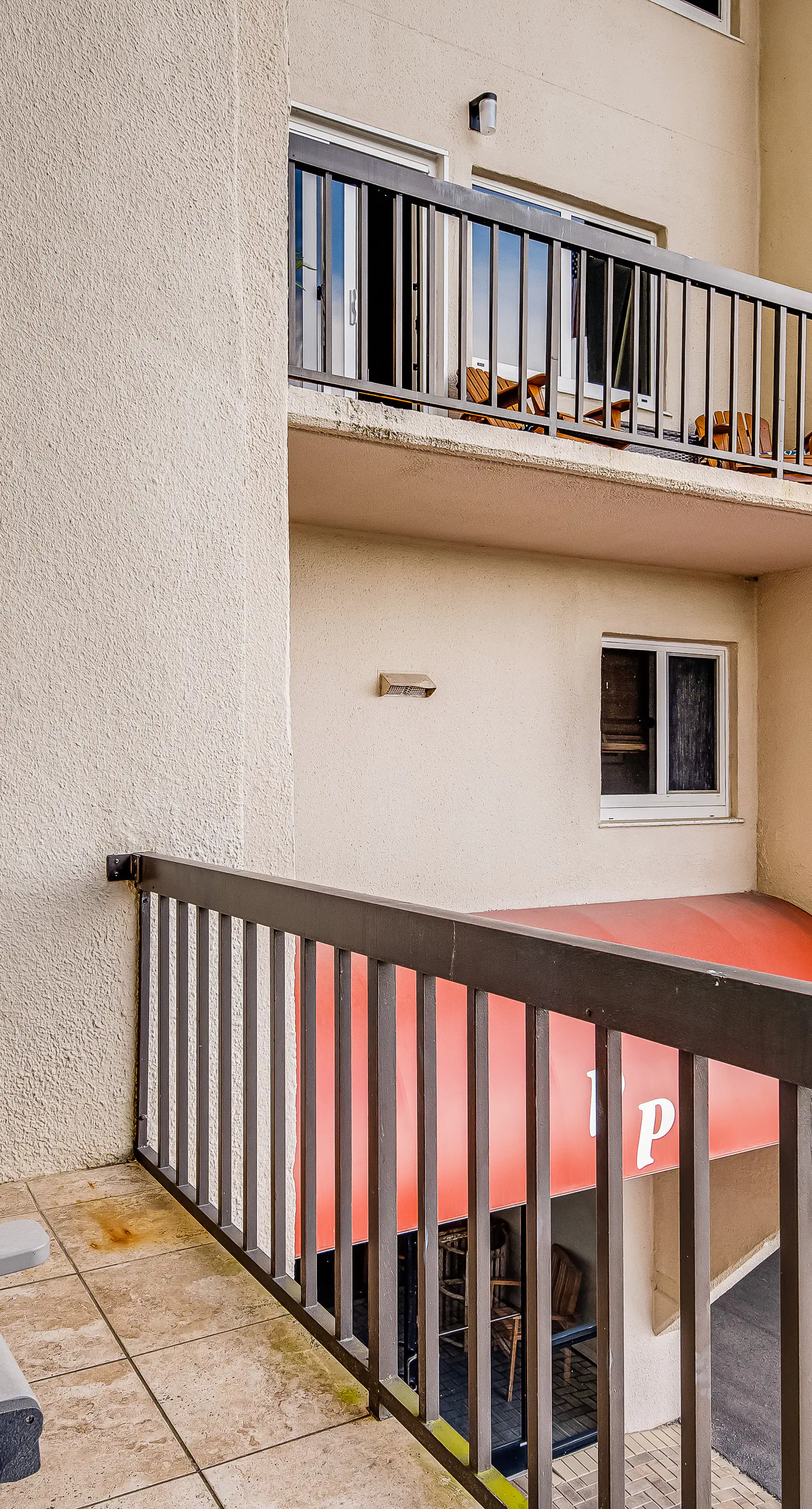 Beachfront condo with balcony, pools, sauna & ocean views - snowbird-friendly