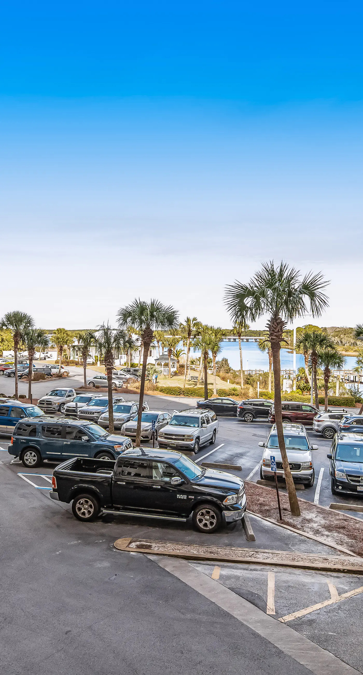 Beachfront condo with balcony, pools, sauna & ocean views - snowbird-friendly