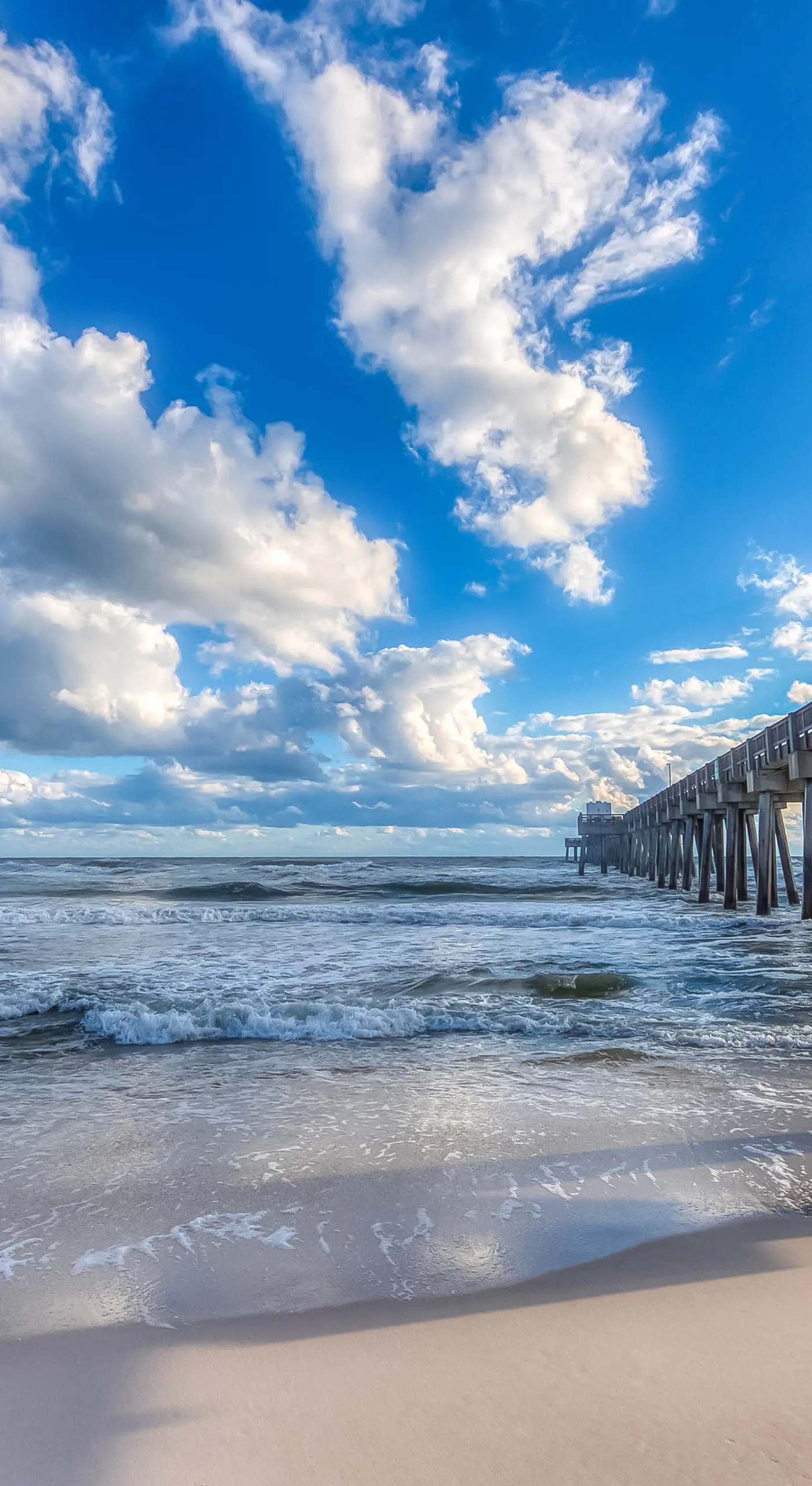 Beachfront condo with balcony, pools, sauna & ocean views - snowbird-friendly