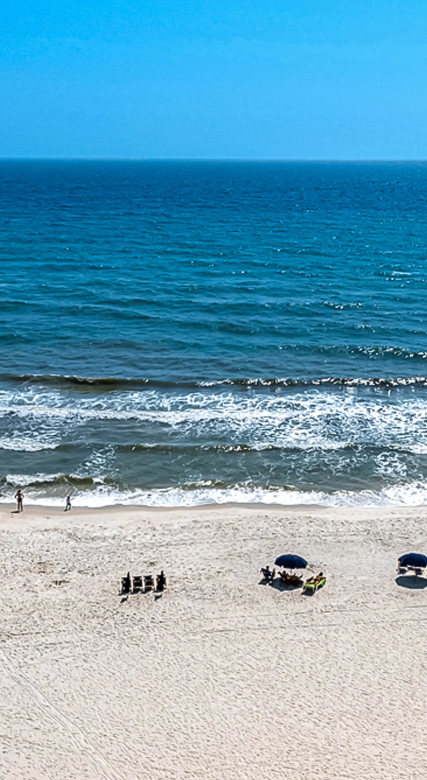 Beachfront condo with balcony, pools, sauna & ocean views - snowbird-friendly