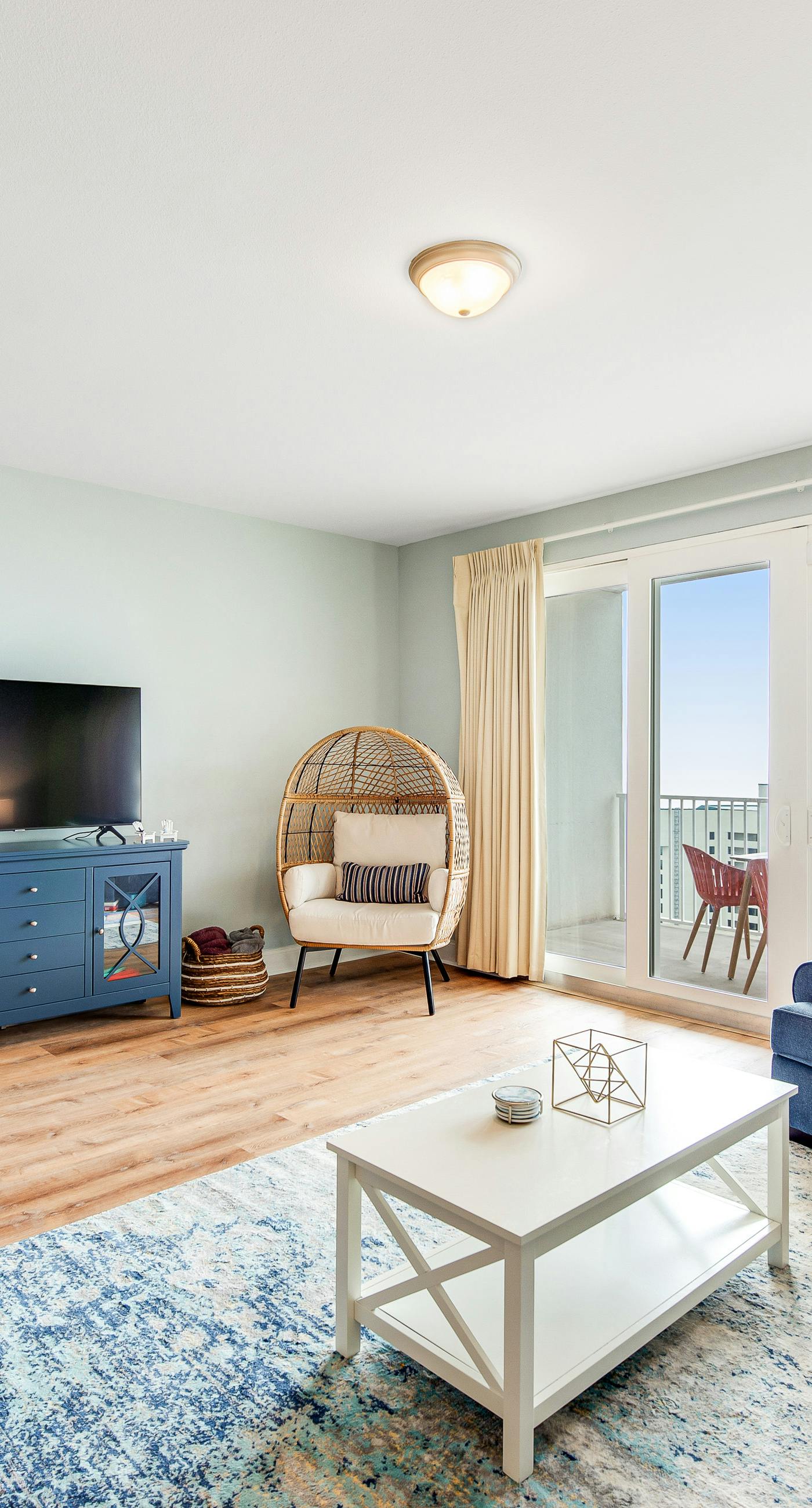 14th-Floor Condo w/Gulf Views, W/D, Shared Pools, Hot Tubs, WiFi, & Central A/C