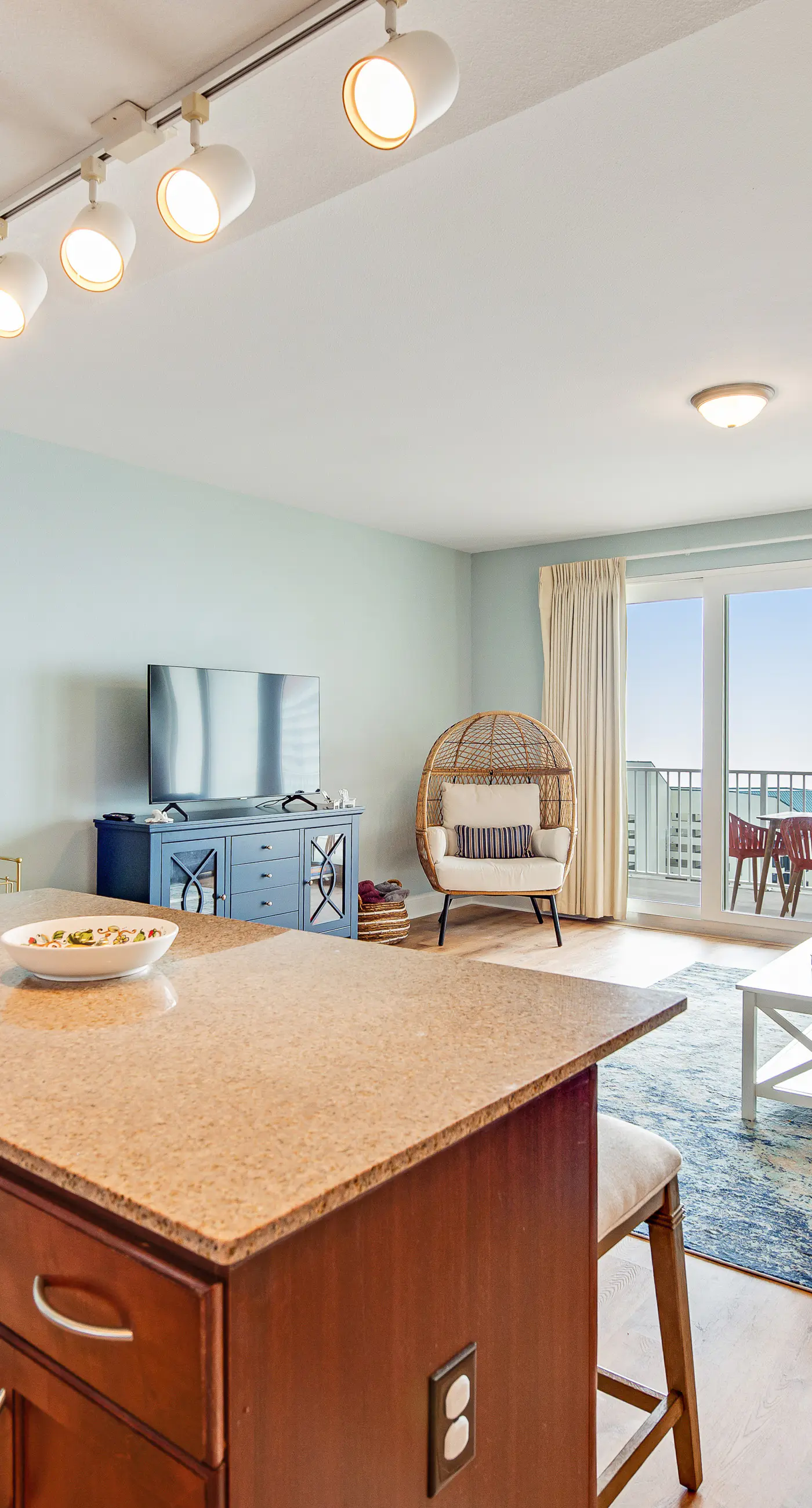 14th-Floor Condo w/Gulf Views, W/D, Shared Pools, Hot Tubs, WiFi, & Central A/C