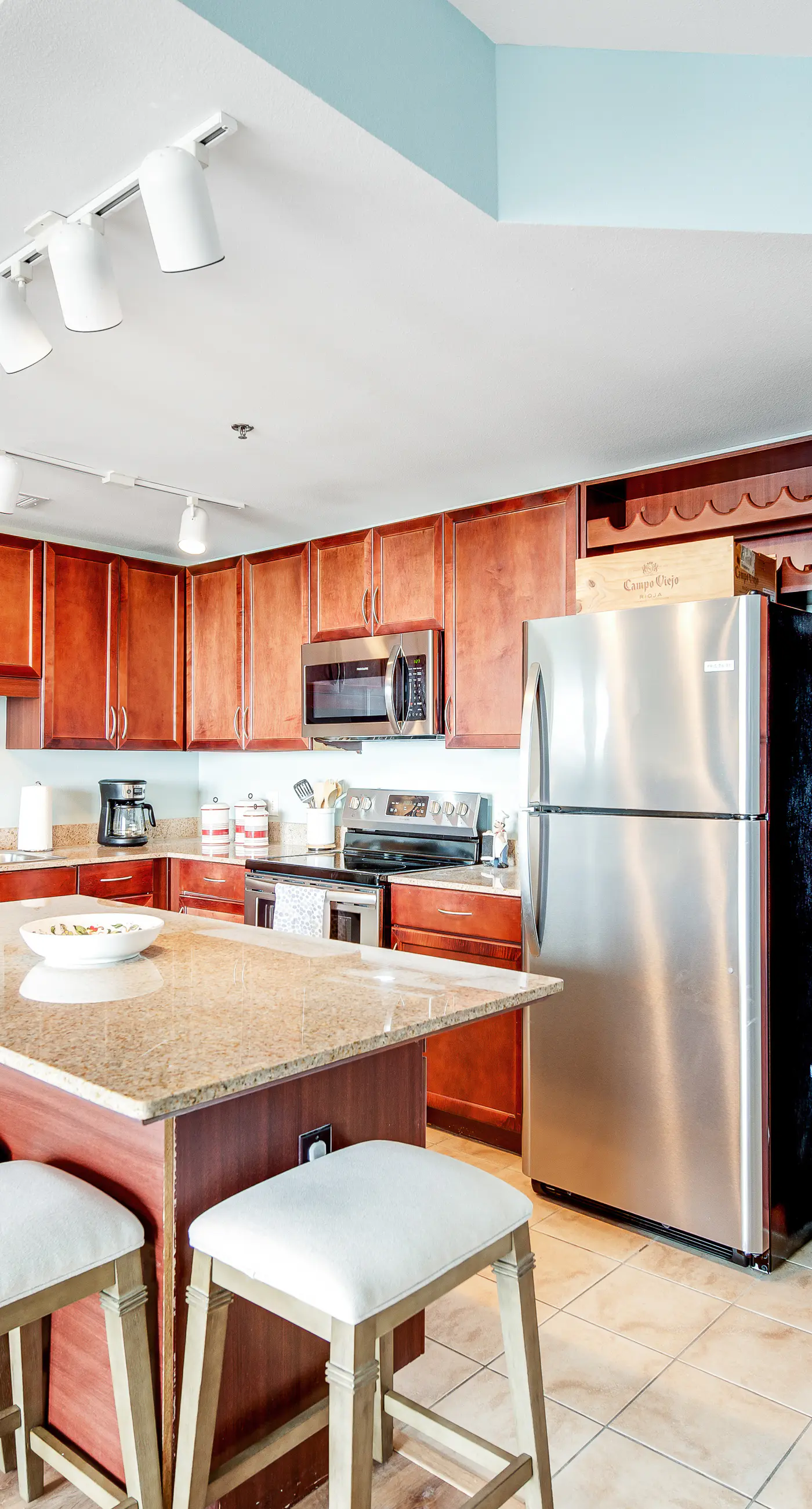 14th-Floor Condo w/Gulf Views, W/D, Shared Pools, Hot Tubs, WiFi, & Central A/C