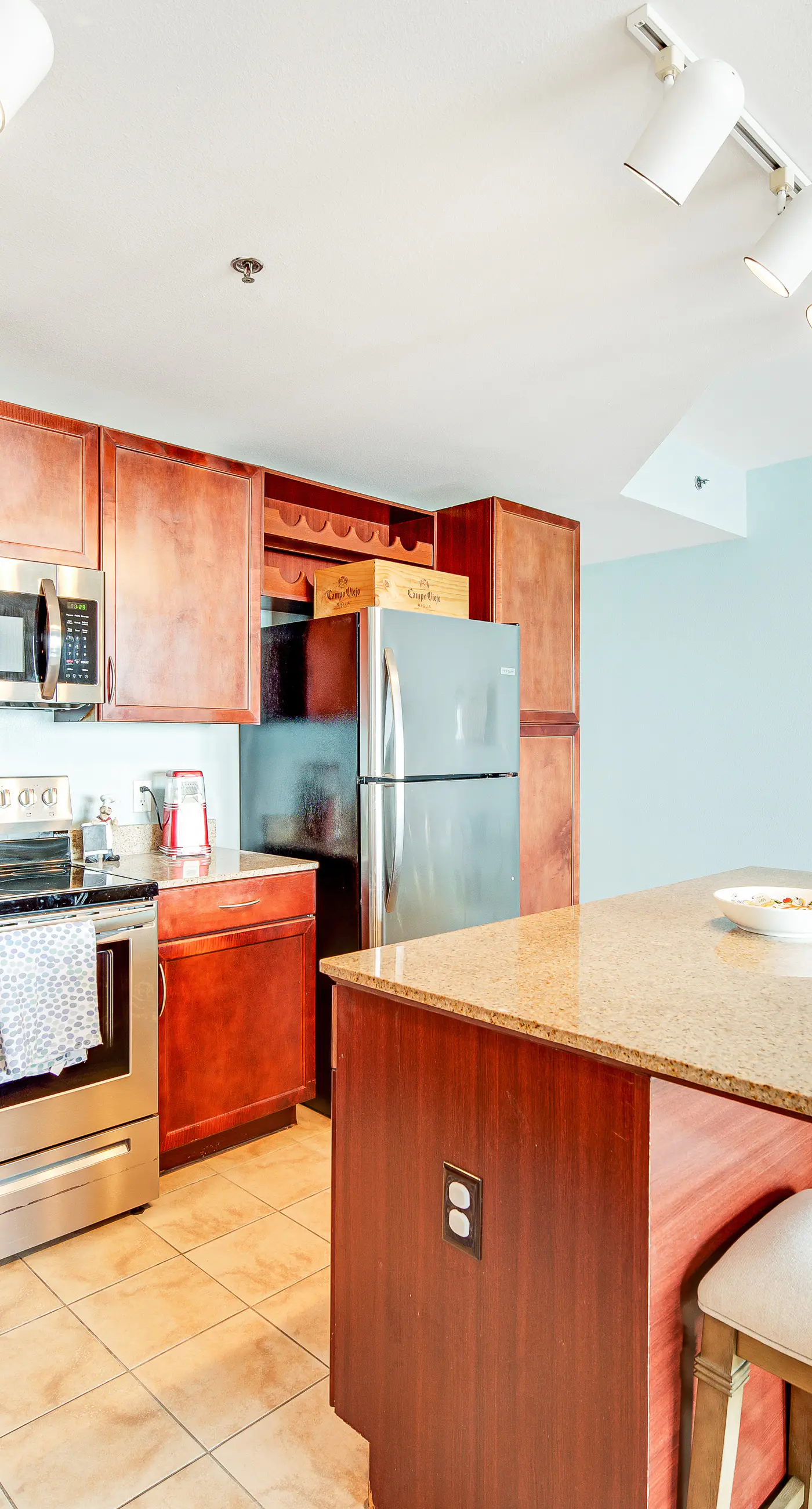 14th-Floor Condo w/Gulf Views, W/D, Shared Pools, Hot Tubs, WiFi, & Central A/C