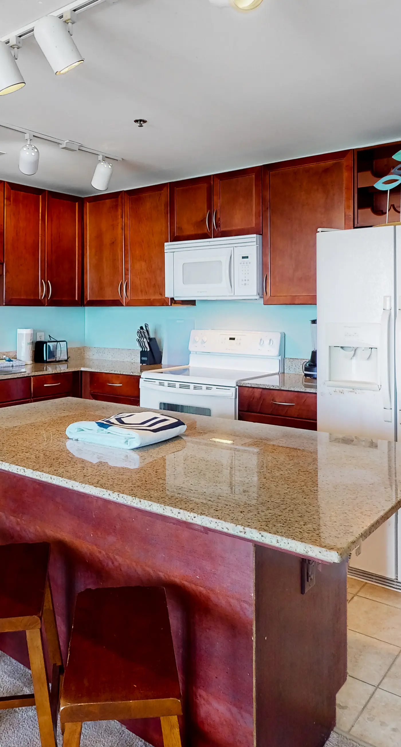 Gulf-view condo steps to beach with balcony, pools, hot tub & gym
