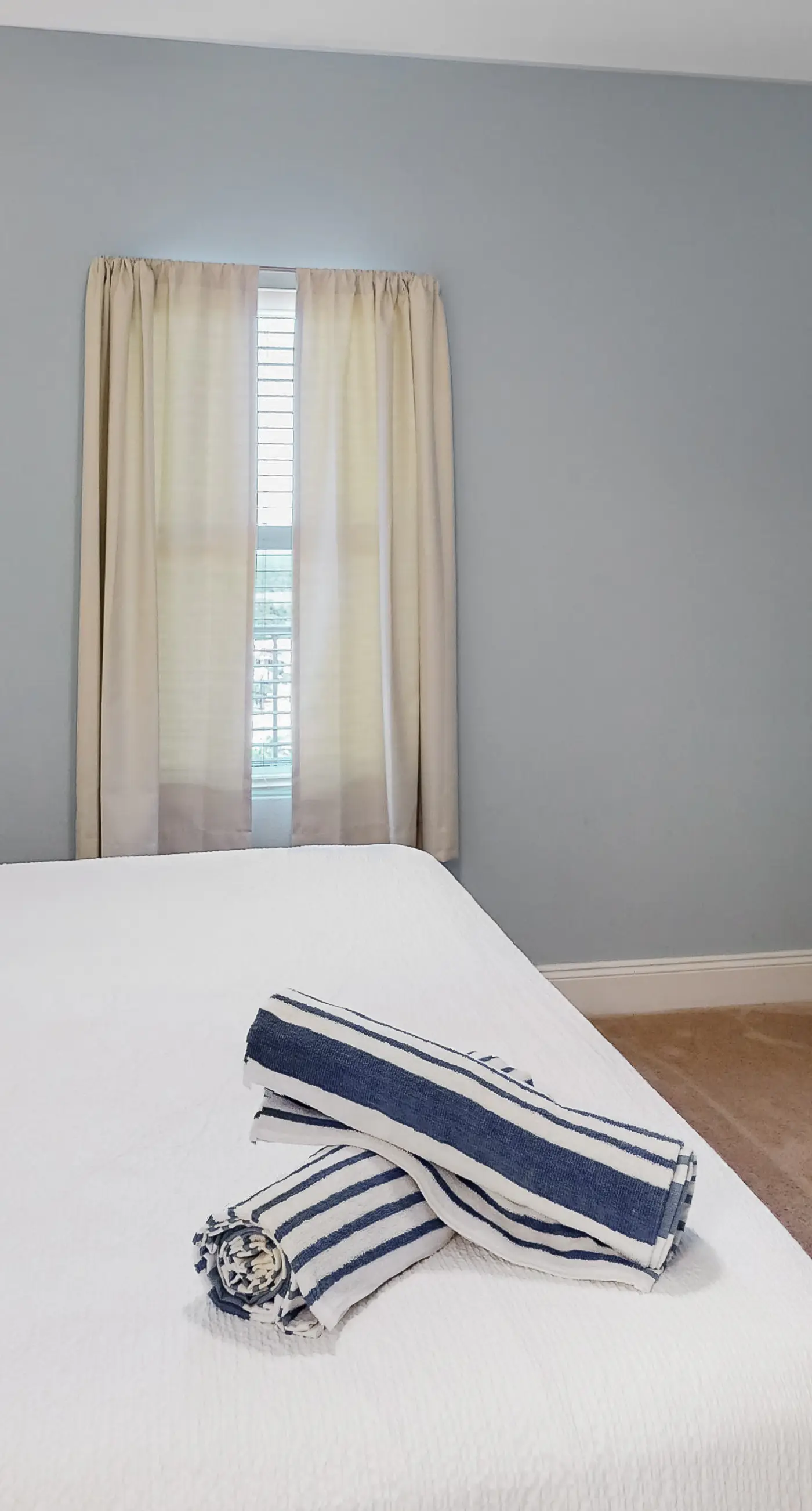Gulf-view condo steps to beach with balcony, pools, hot tub & gym