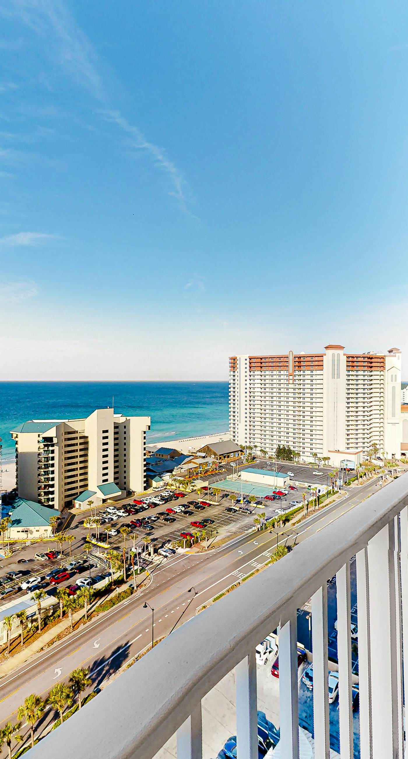 17th-floor condo with Gulf view, beach access, pools, hot tubs, gym & sauna