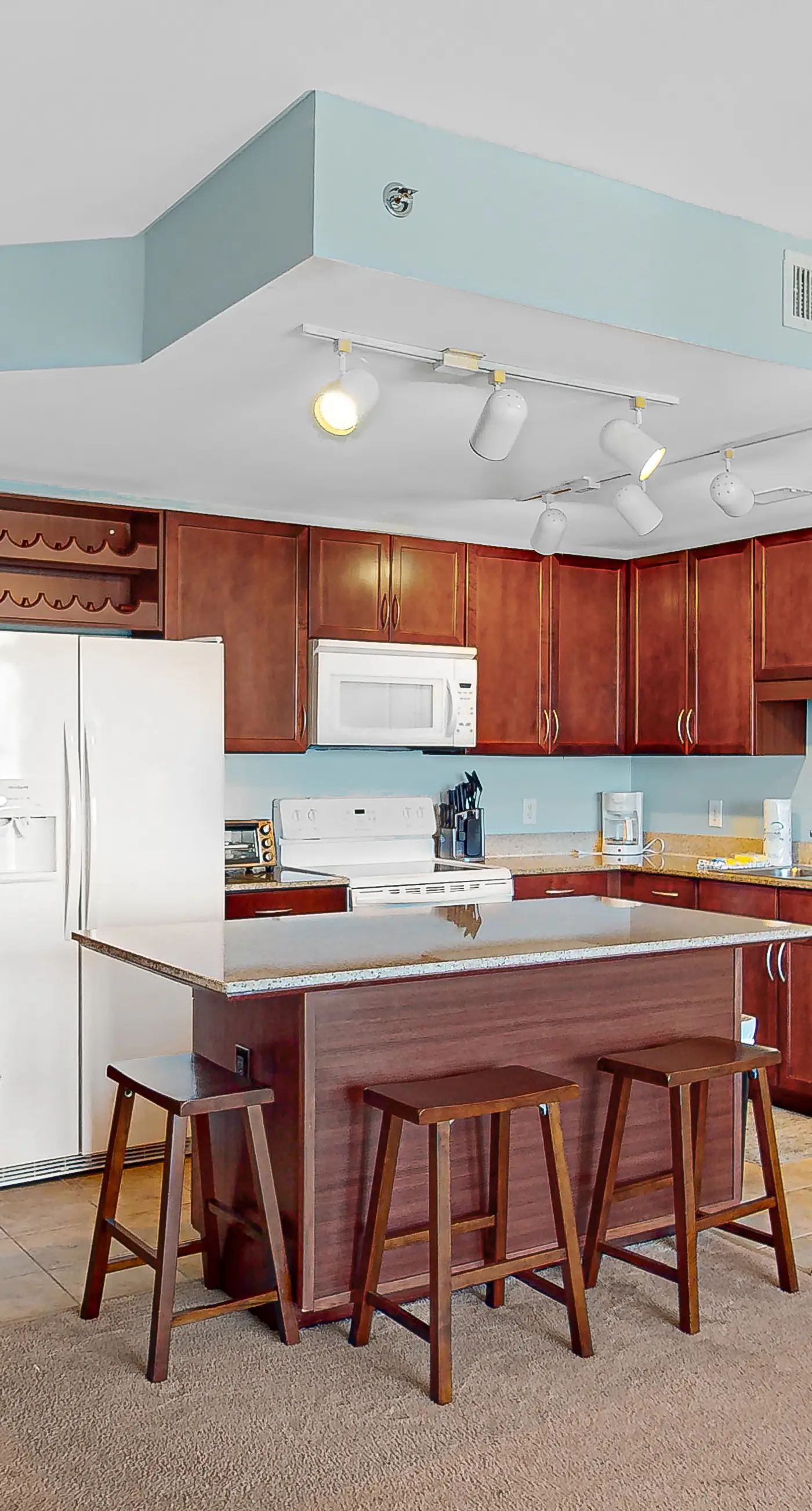 17th-floor condo with Gulf view, beach access, pools, hot tubs, gym & sauna