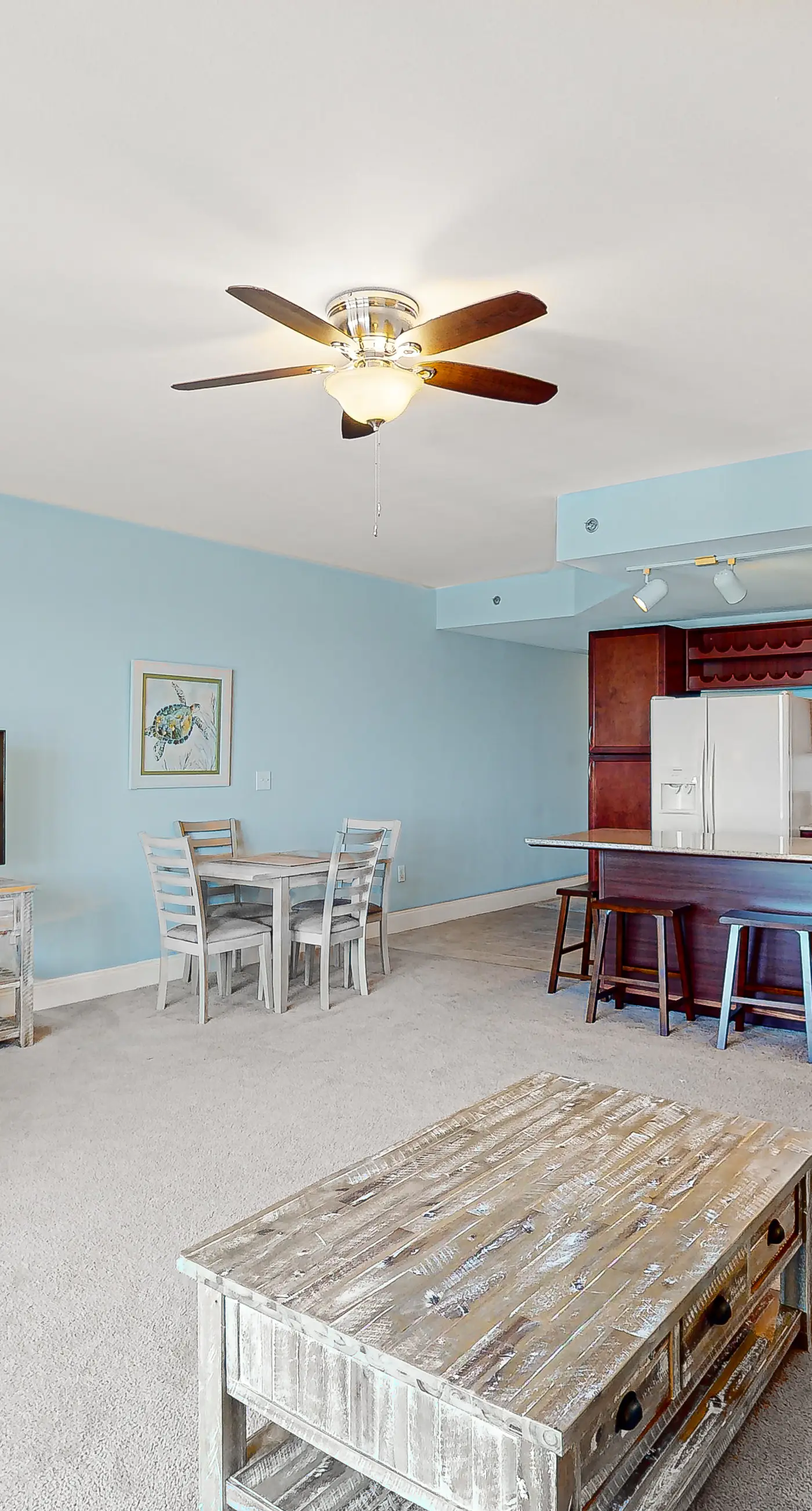 17th-floor condo with Gulf view, beach access, pools, hot tubs, gym & sauna