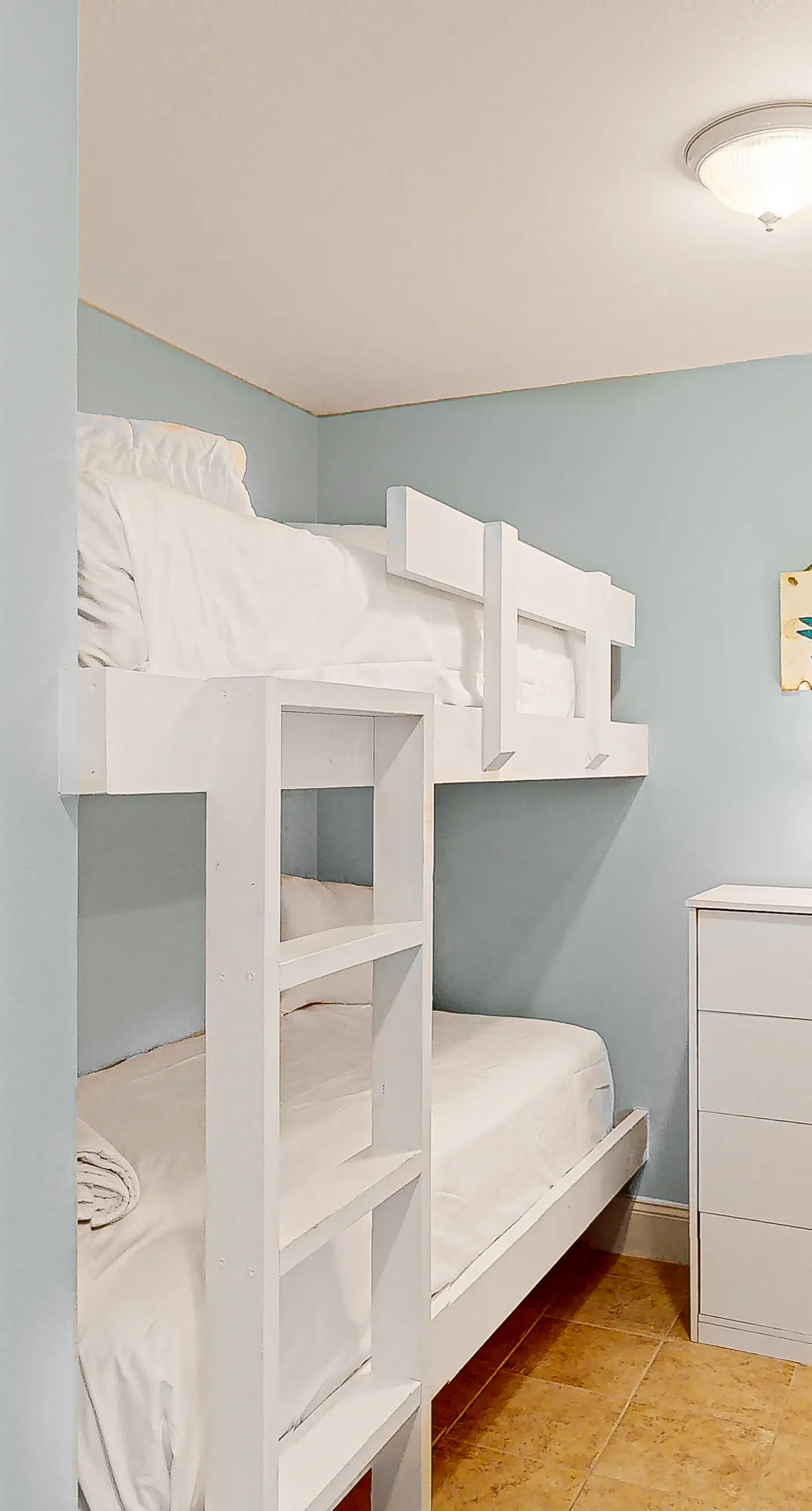 17th-floor condo with Gulf view, beach access, pools, hot tubs, gym & sauna