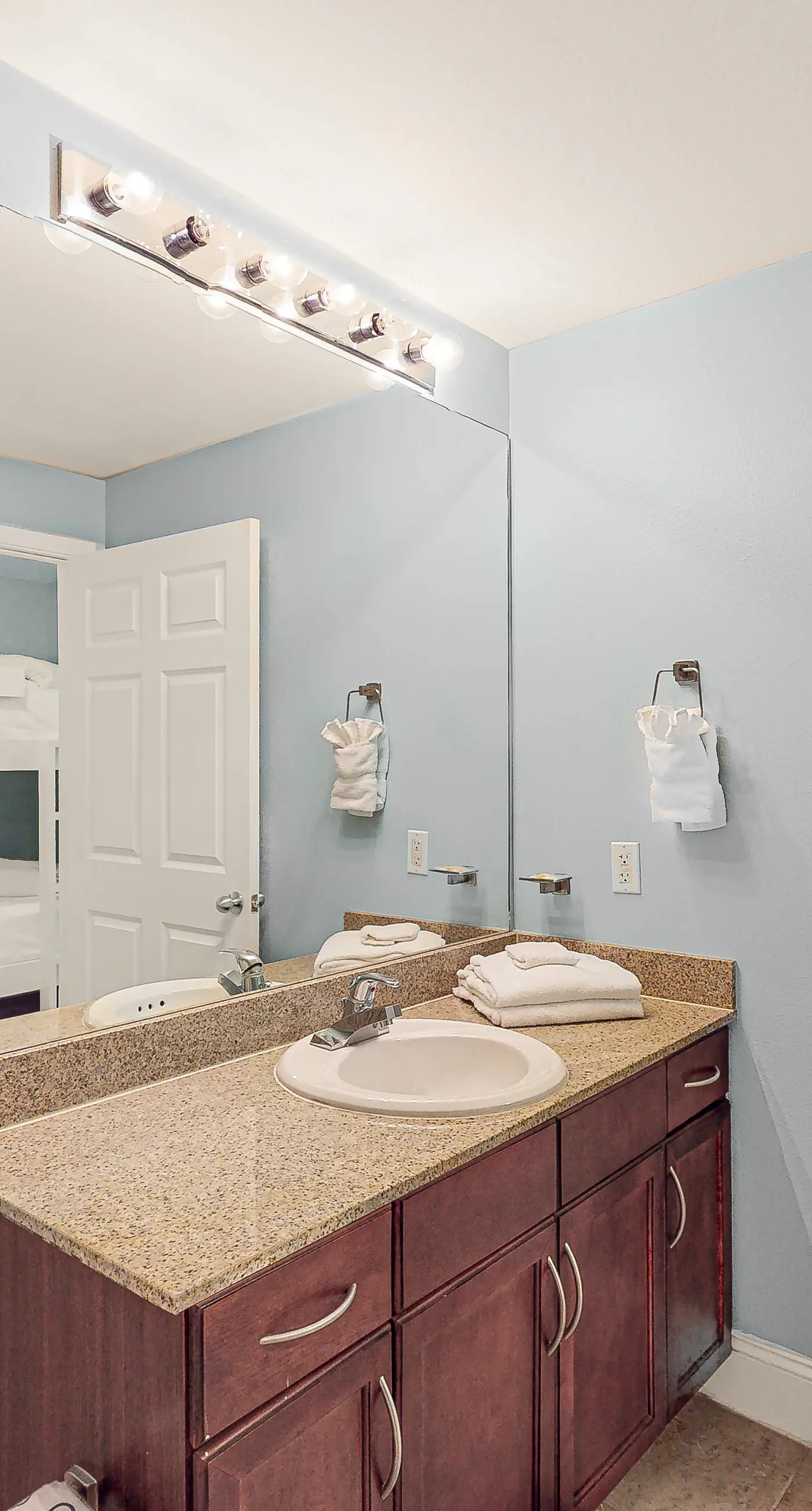 17th-floor condo with Gulf view, beach access, pools, hot tubs, gym & sauna