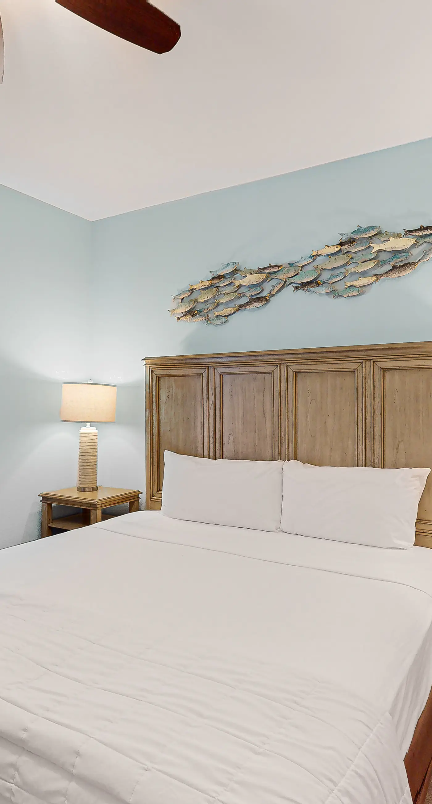 17th-floor condo with Gulf view, beach access, pools, hot tubs, gym & sauna