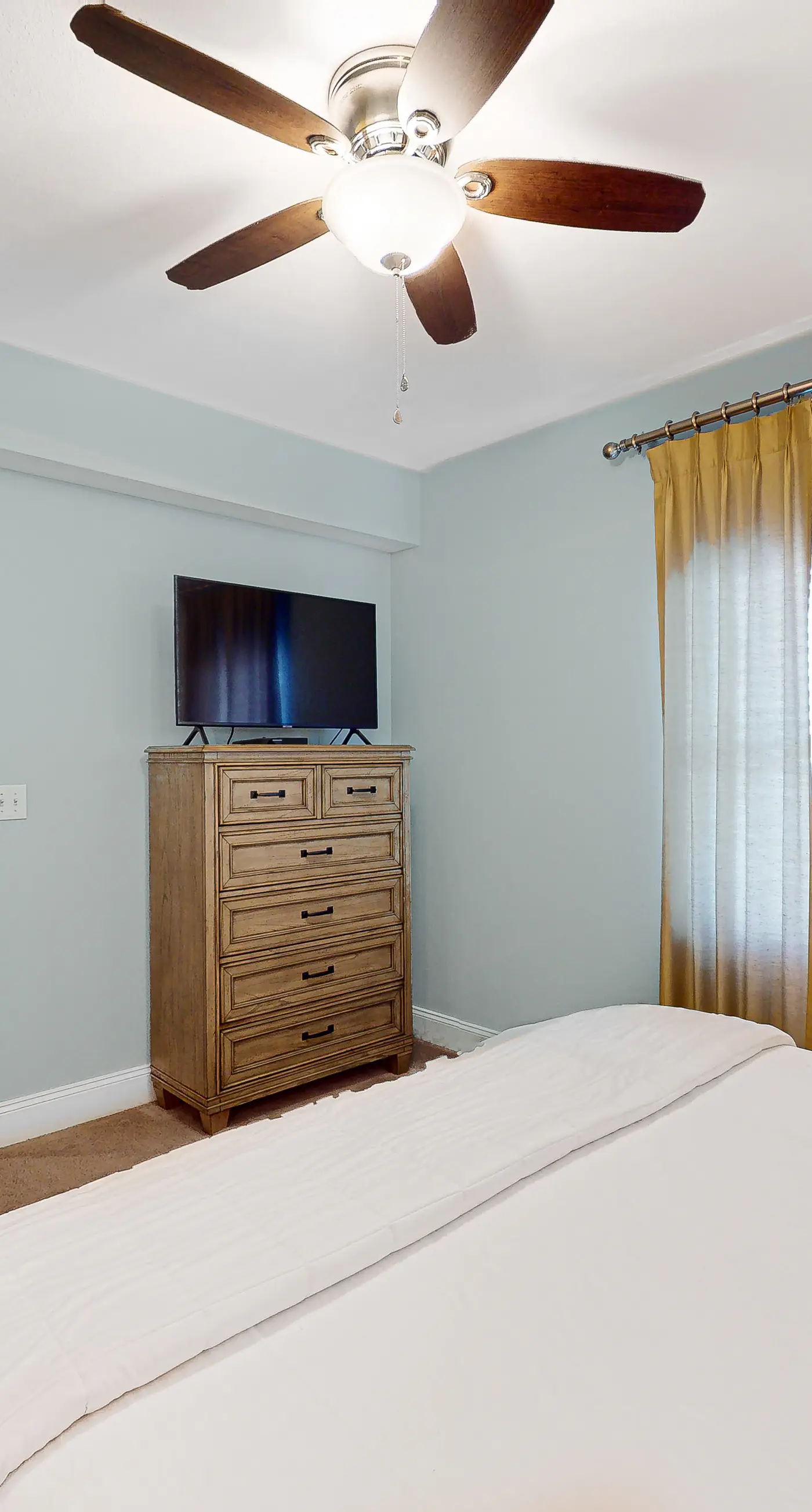 17th-floor condo with Gulf view, beach access, pools, hot tubs, gym & sauna