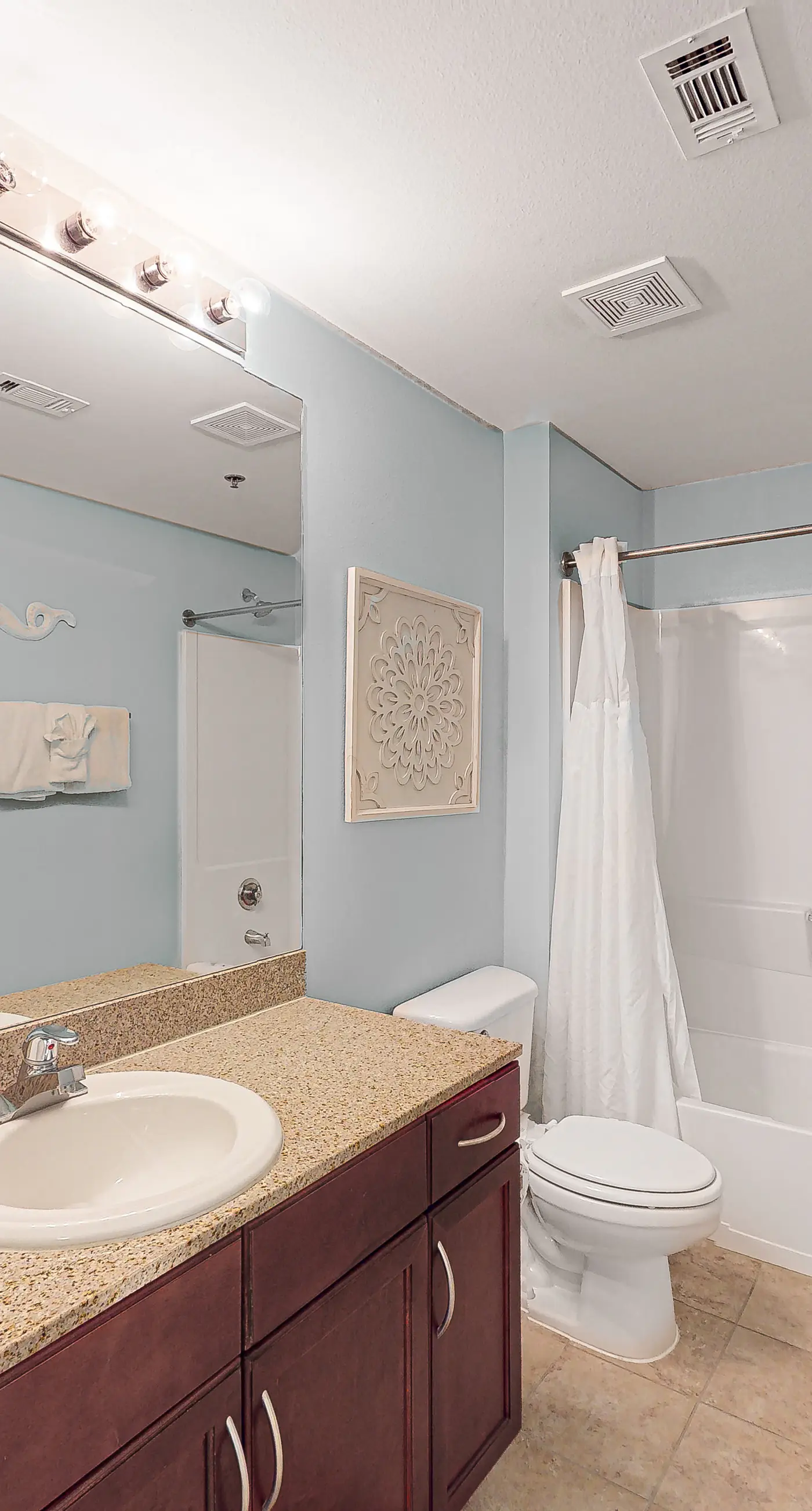 17th-floor condo with Gulf view, beach access, pools, hot tubs, gym & sauna