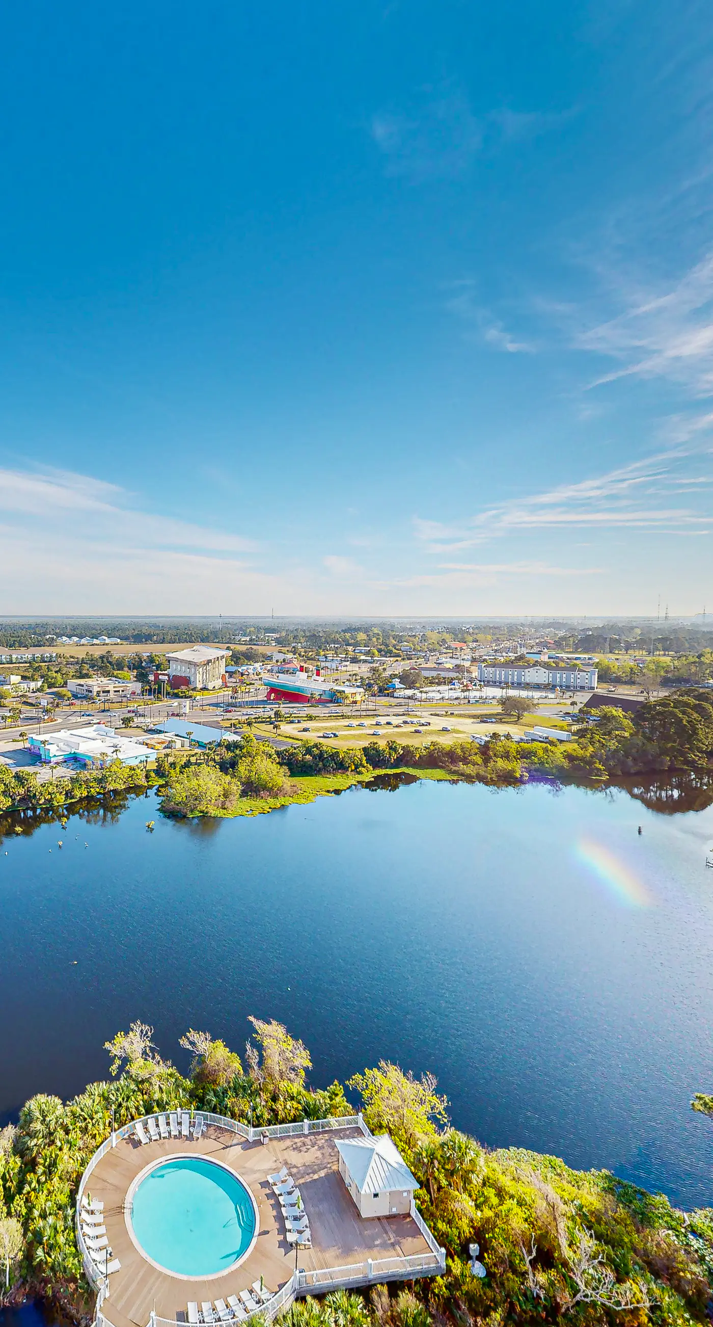 17th-floor condo with Gulf view, beach access, pools, hot tubs, gym & sauna