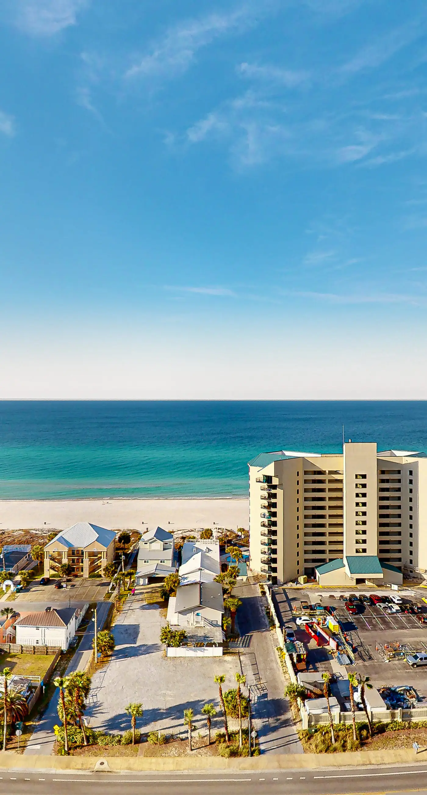 17th-floor condo with Gulf view, beach access, pools, hot tubs, gym & sauna