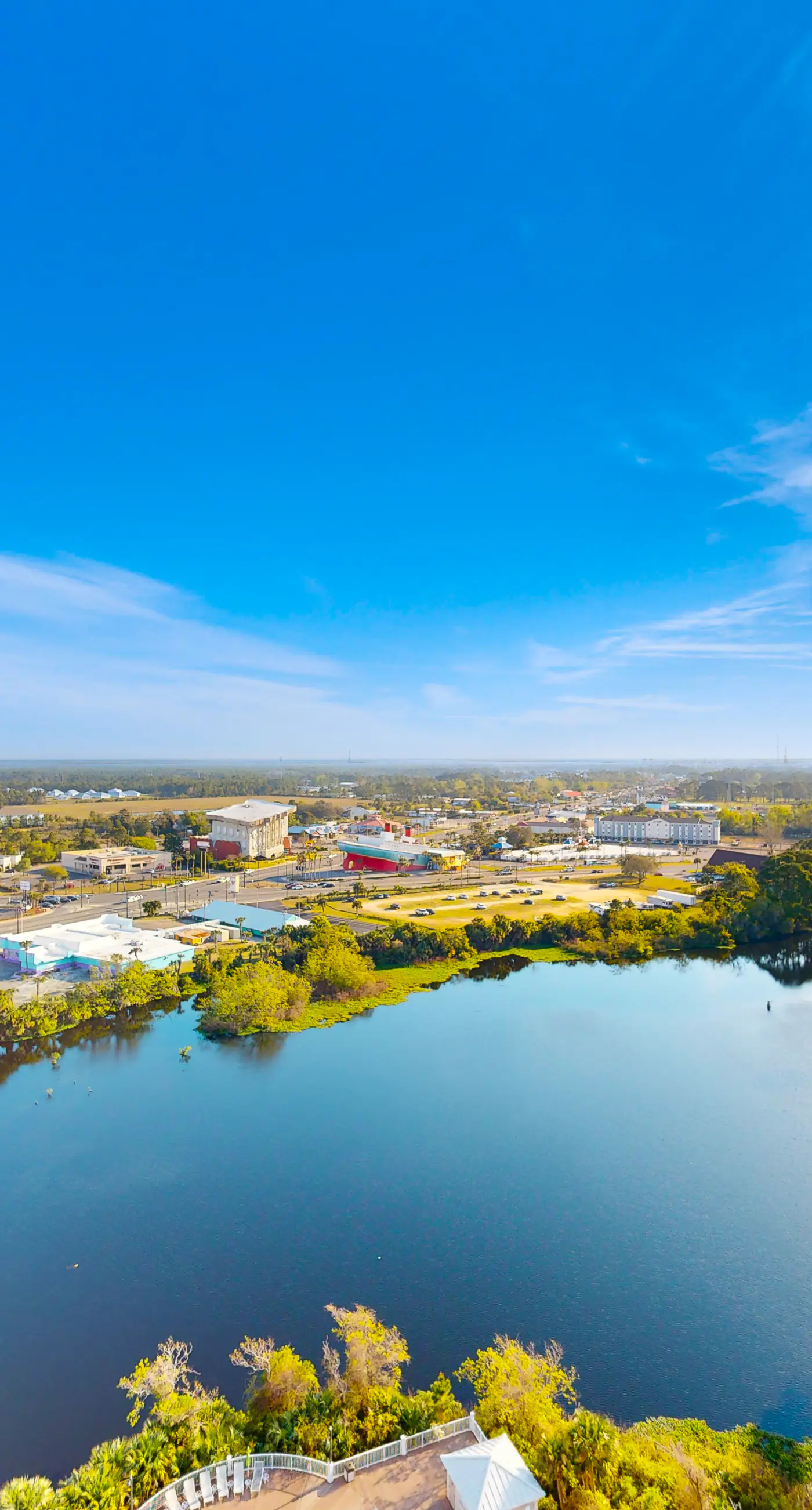 17th-floor condo with Gulf view, beach access, pools, hot tubs, gym & sauna