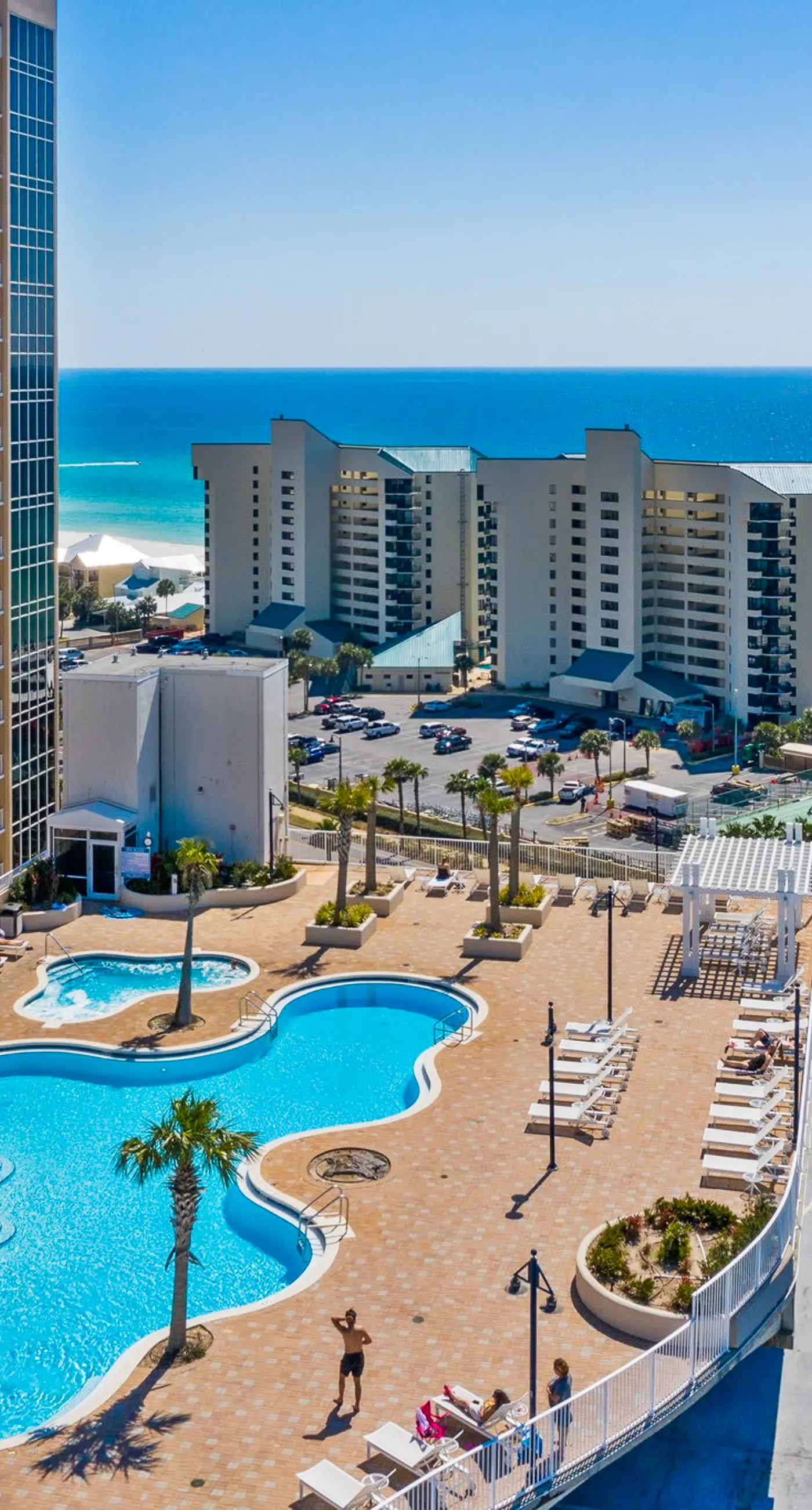 17th-floor condo with Gulf view, beach access, pools, hot tubs, gym & sauna