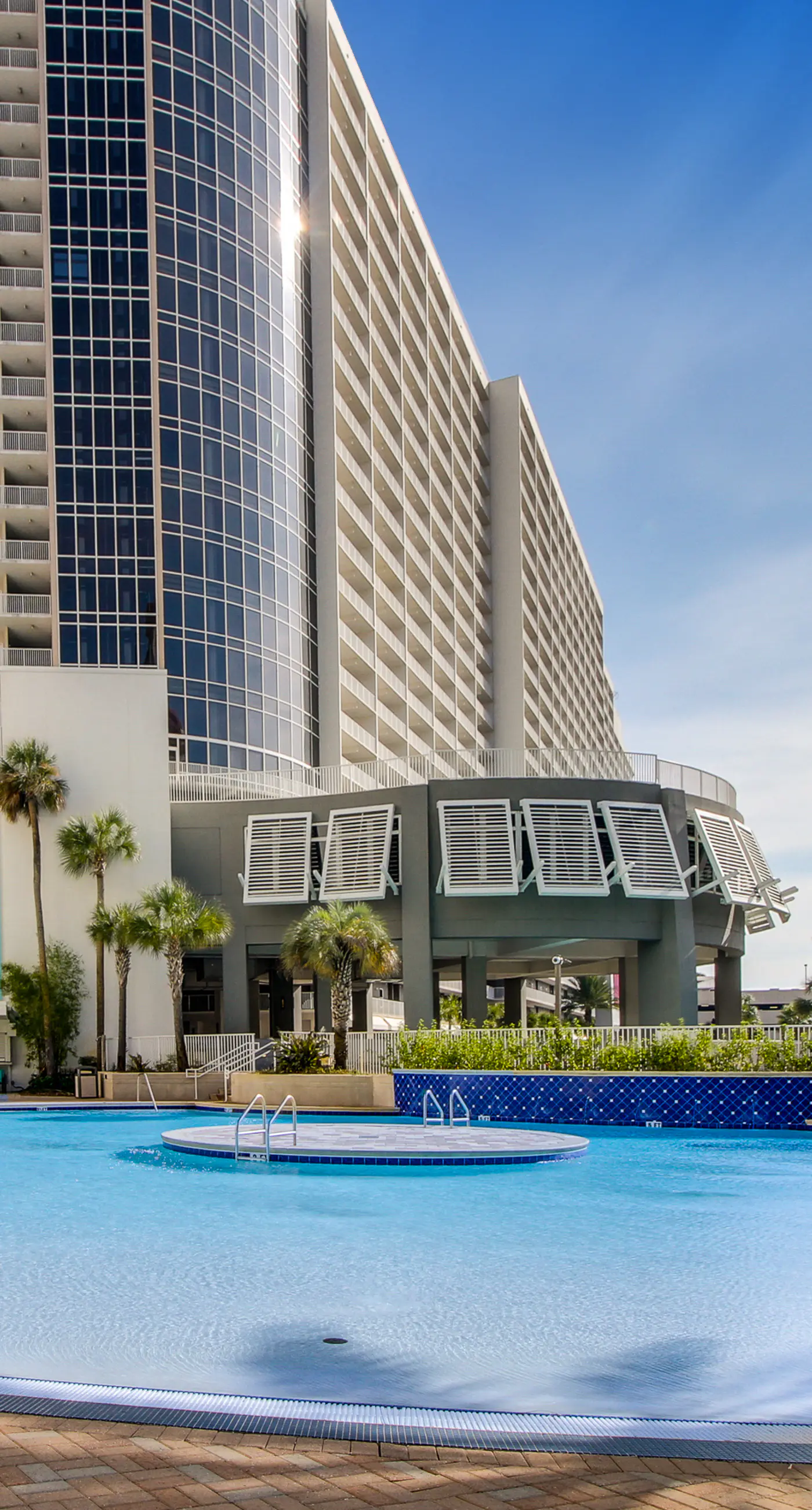 17th-floor condo with Gulf view, beach access, pools, hot tubs, gym & sauna