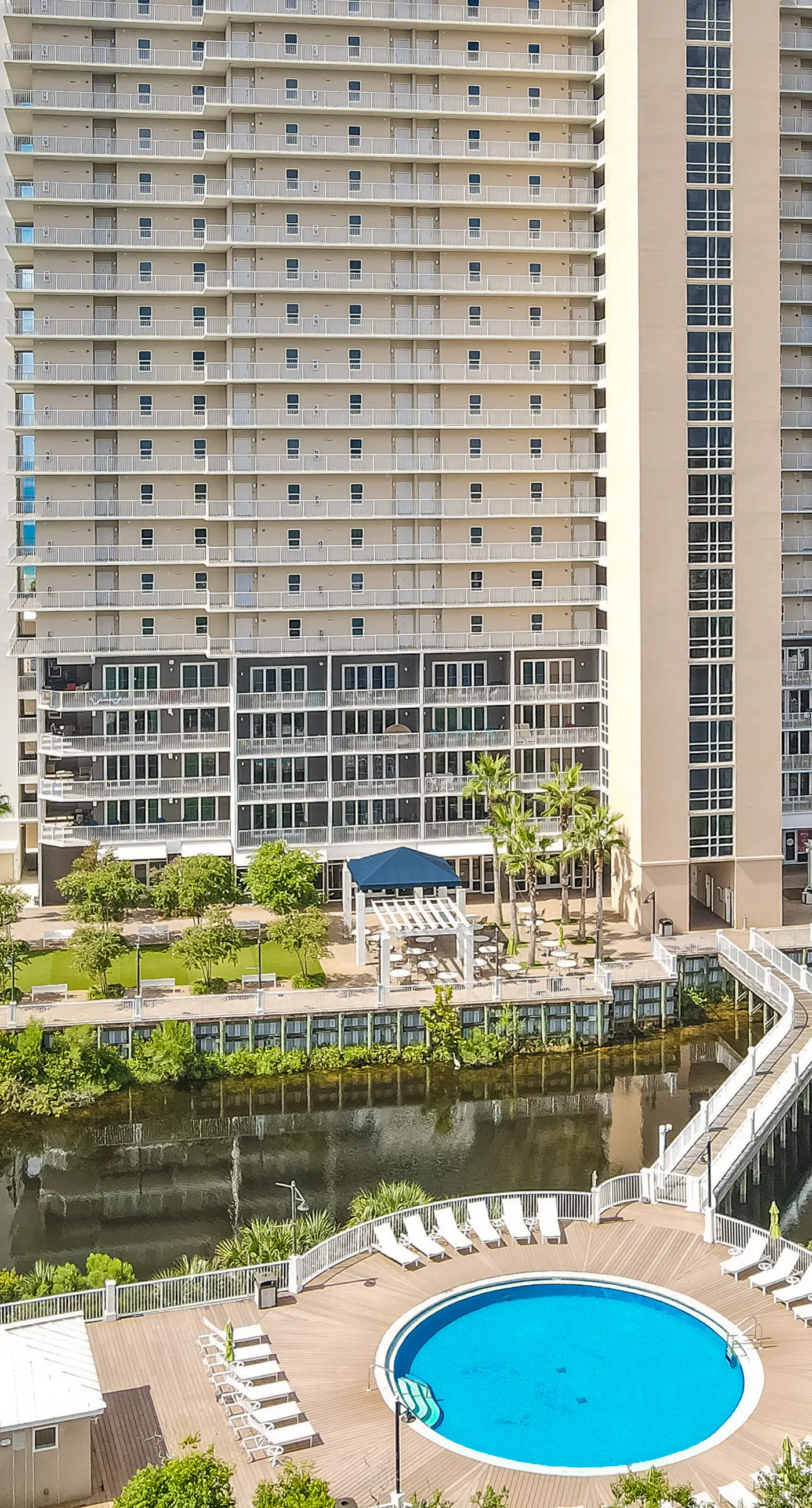 17th-floor condo with Gulf view, beach access, pools, hot tubs, gym & sauna