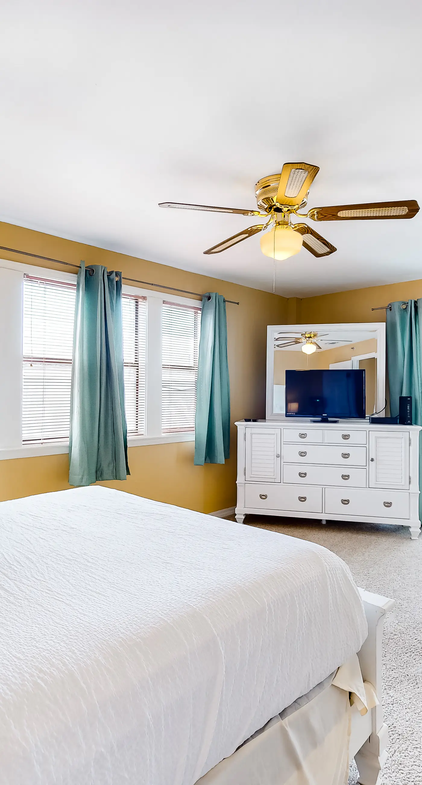 Cozy condo in paradise with pool, sauna & private dock - snowbird-friendly