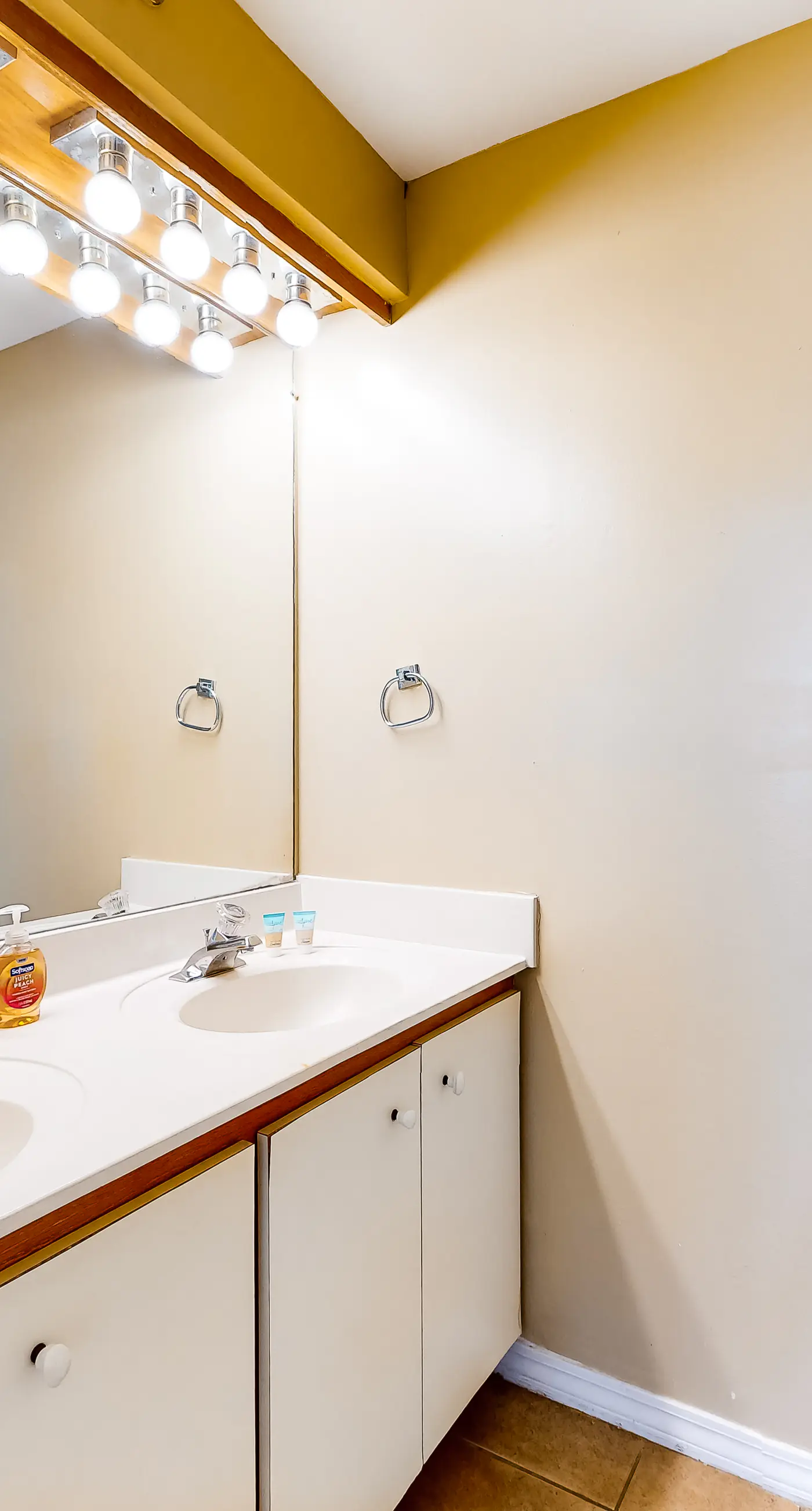 Cozy condo in paradise with pool, sauna & private dock - snowbird-friendly