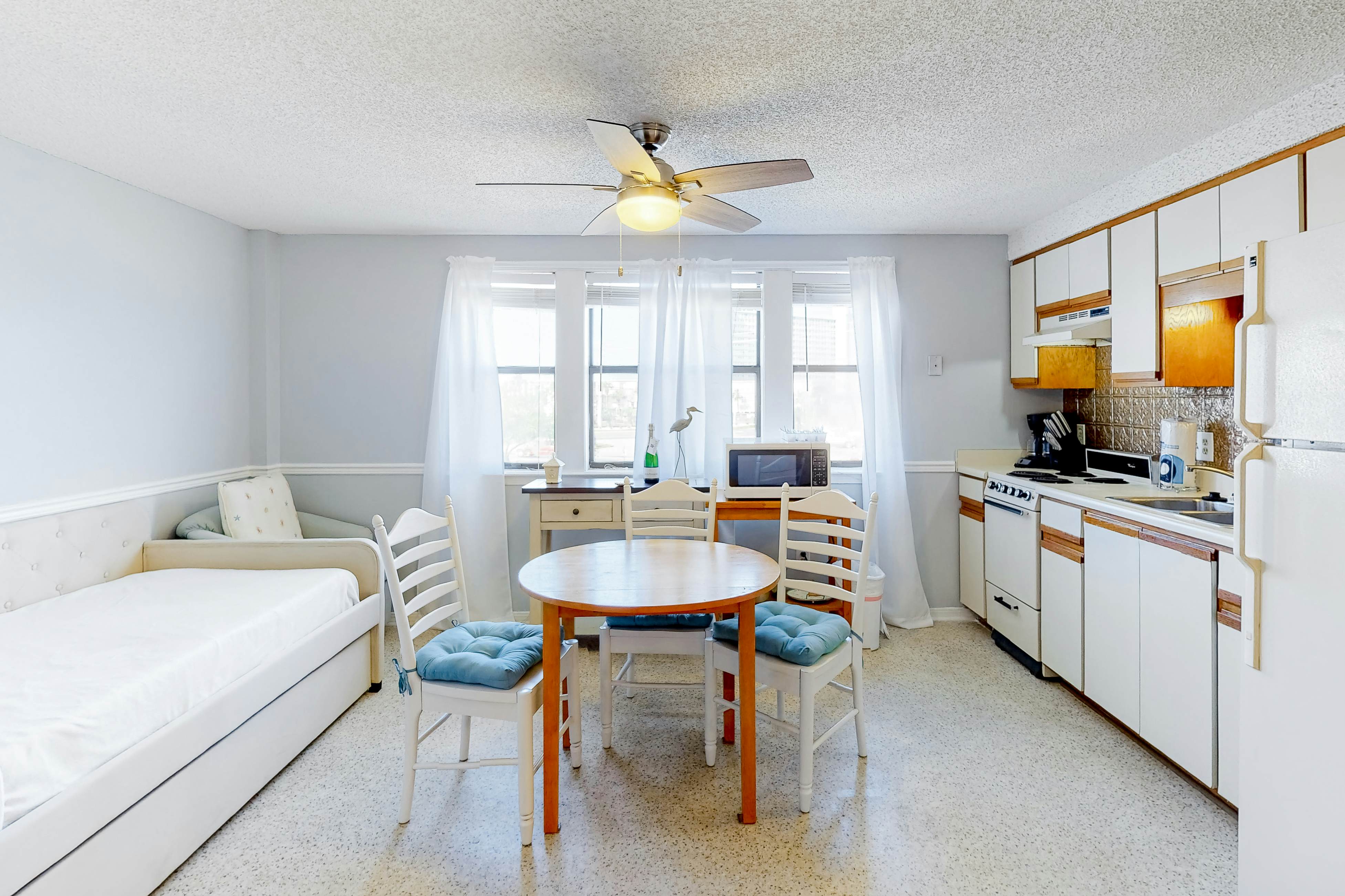 Water-view studio with pool, central AC, tennis & sauna