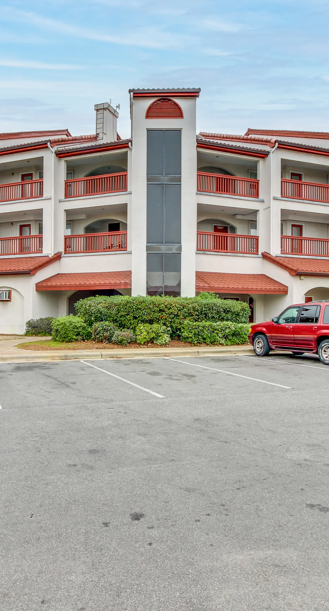 Water-view studio with pool, central AC, tennis & sauna