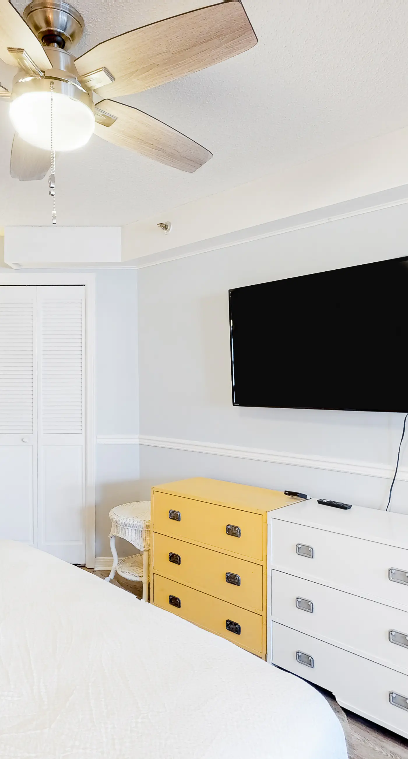 Water-view studio with pool, central AC, tennis & sauna