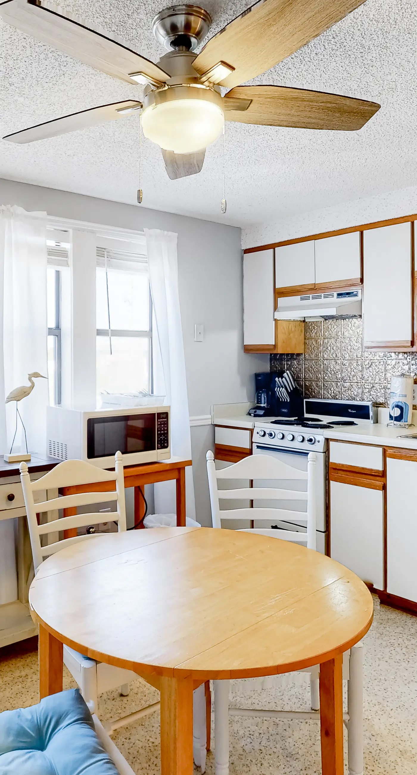 Water-view studio with pool, central AC, tennis & sauna