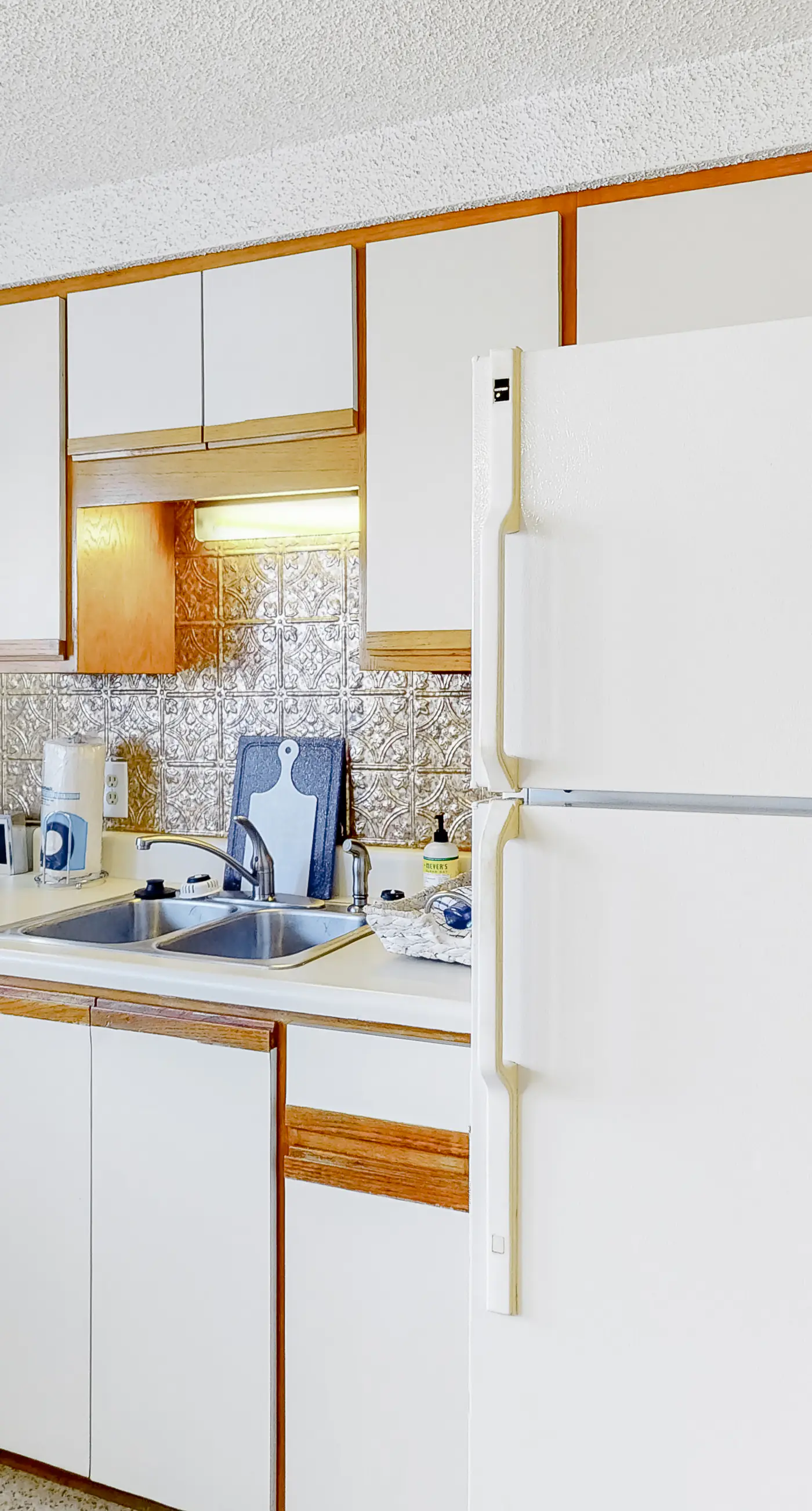 Water-view studio with pool, central AC, tennis & sauna