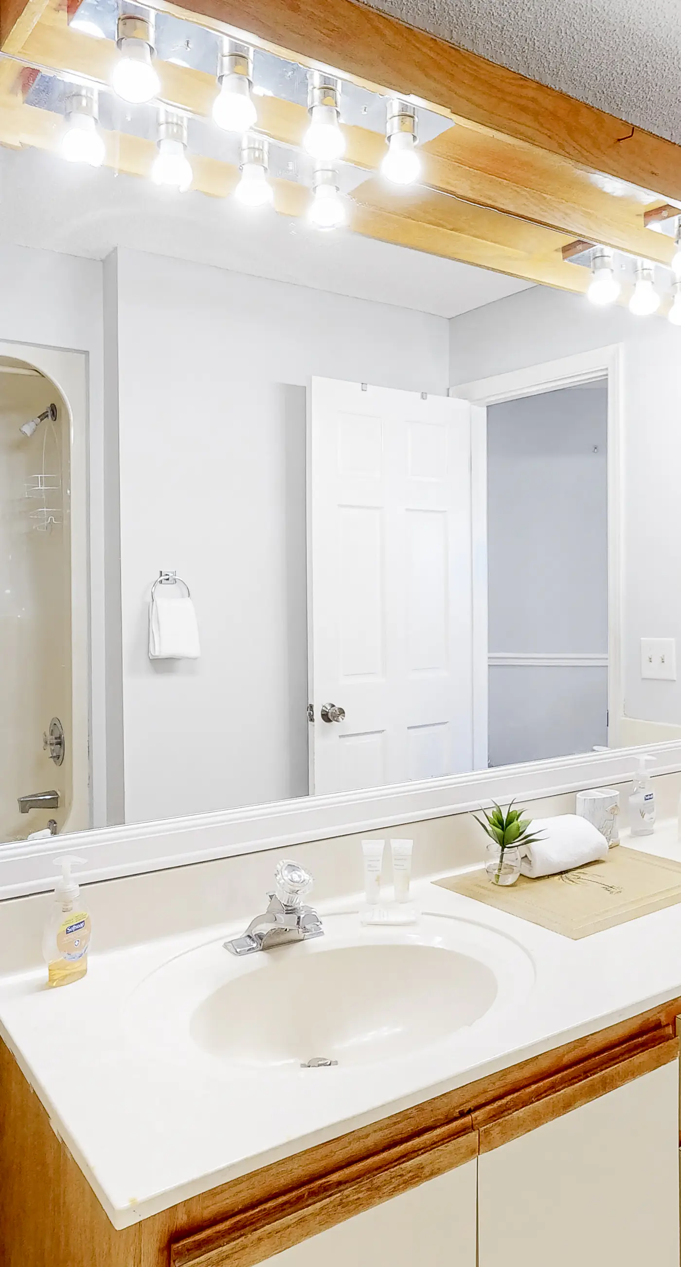 Water-view studio with pool, central AC, tennis & sauna